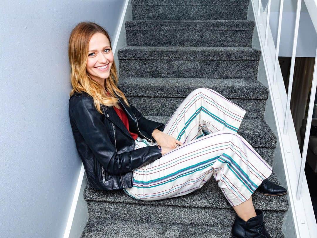 ジョアンナ・ブラッディのインスタグラム：「#saturdayspace. Full article on @theselect7 “My interior style is pretty homey, I'd say. I'm from Georgia, and you can definitely pick up on that with my decor. I absolutely love modern decor but somehow always end up going for comforting.  My favorite room is probably the garage because It has all the things we need for our favorite activities. All our surfboards, camping, and sports equipment!” Jacket and shoes: @rebeccaminkoff 📷 @kaelanbarowsky」