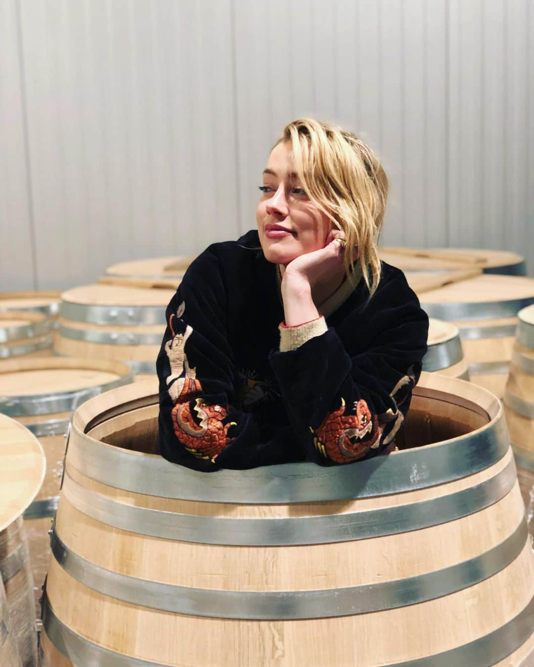 アンバー・ハードさんのインスタグラム写真 - (アンバー・ハードInstagram)「Do you ever want to spend the weekend in a barrel of wine? Asking for a friend.」10月20日 3時20分 - amberheard