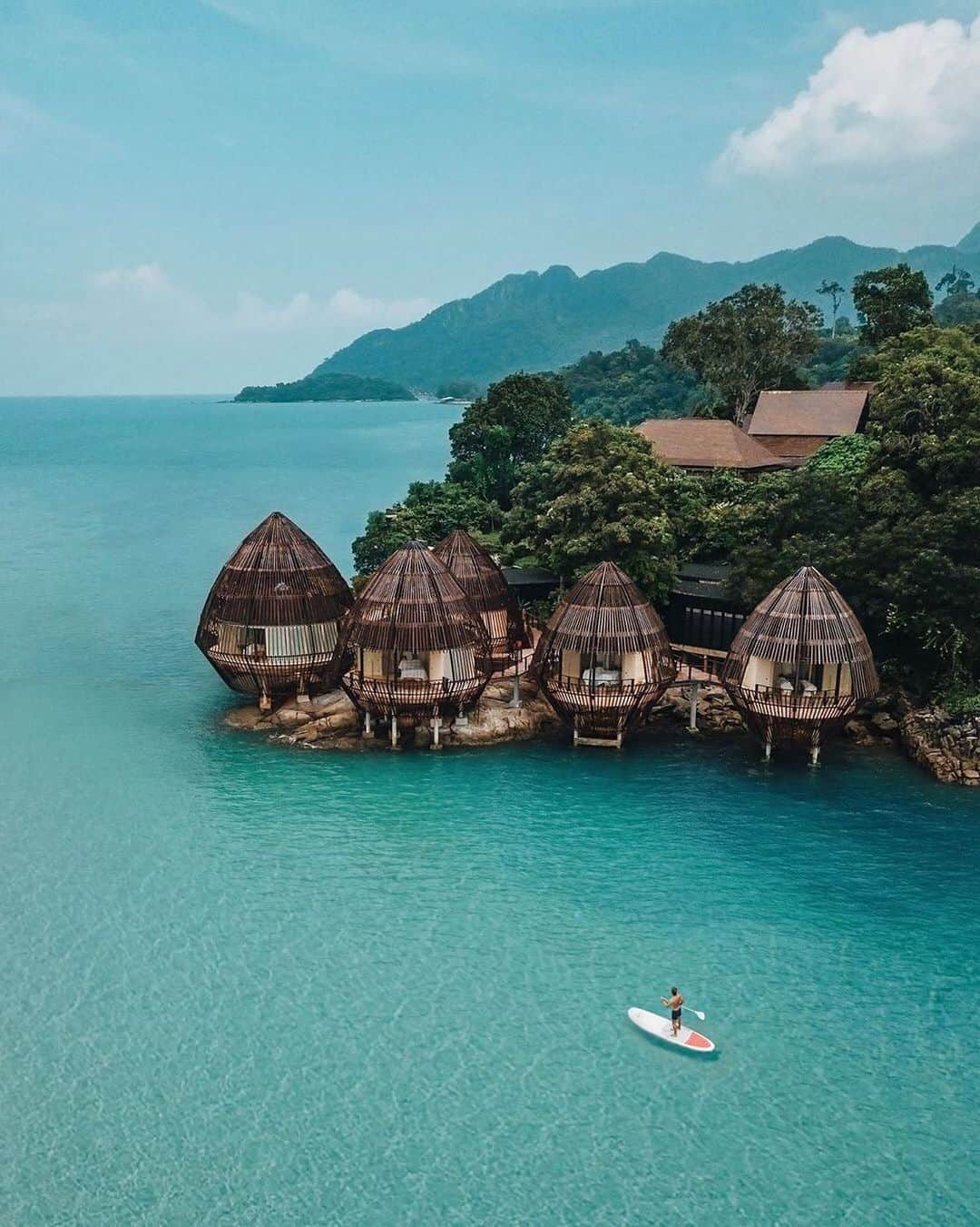 Earth Picsさんのインスタグラム写真 - (Earth PicsInstagram)「Would you stay in these beautiful villas? Langkawi Malaysia 🇲🇾 by @alexpreview」10月20日 3時47分 - earthpix