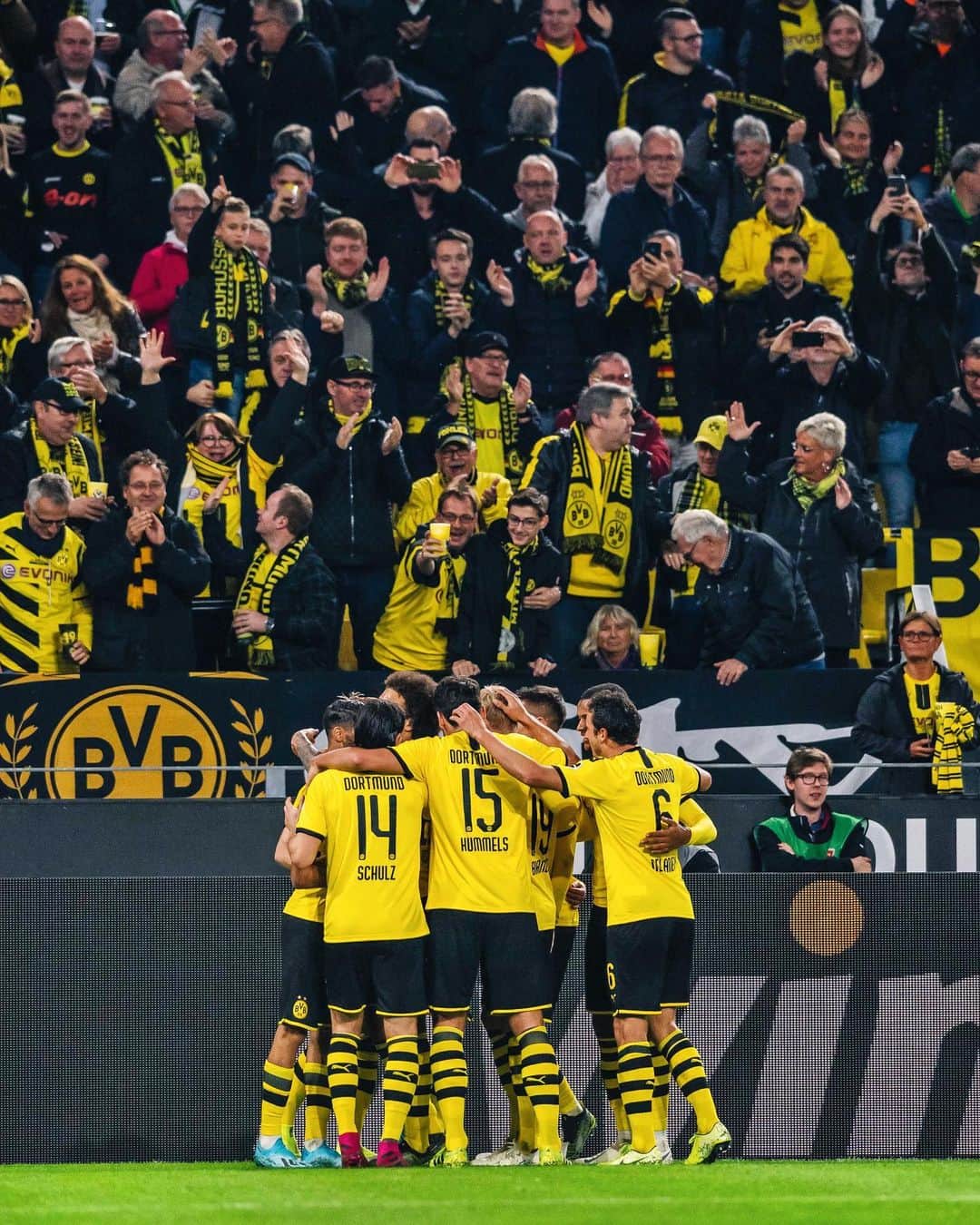 ボルシア・ドルトムントさんのインスタグラム写真 - (ボルシア・ドルトムントInstagram)「There can only be one #Borussia 🐝 in Dortmund! 😉 #TEAM」10月20日 4時05分 - bvb09