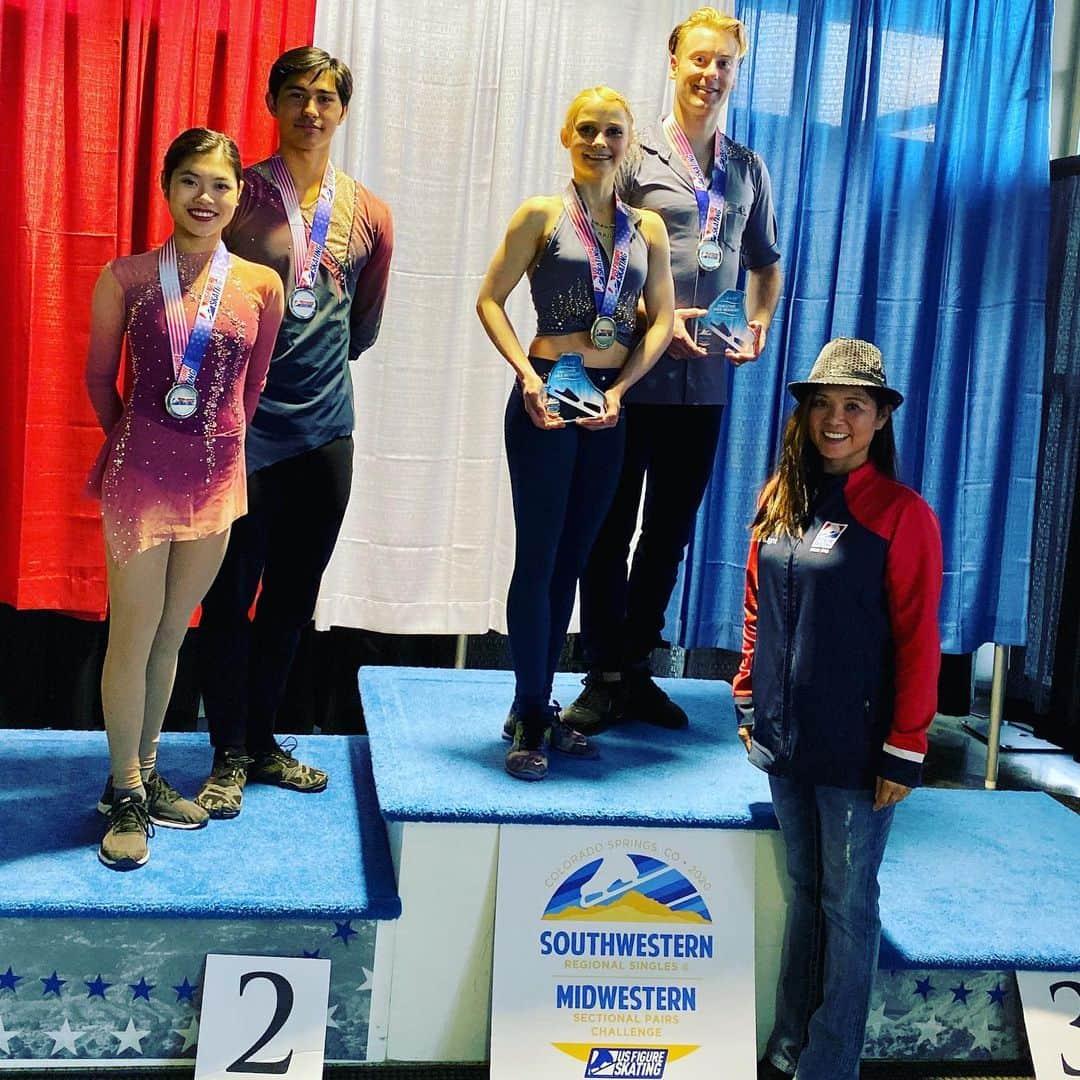 イナキョウコのインスタグラム：「Wrapping up with the Senior Pairs medalist at Midwestern Sectional Pairs Challenge. Congratulations to all the skaters competing! . . . . . #usfigureskating #teamusa #iceskating #fun #future #pairskating #acrobatics #elegant #olympiccity」