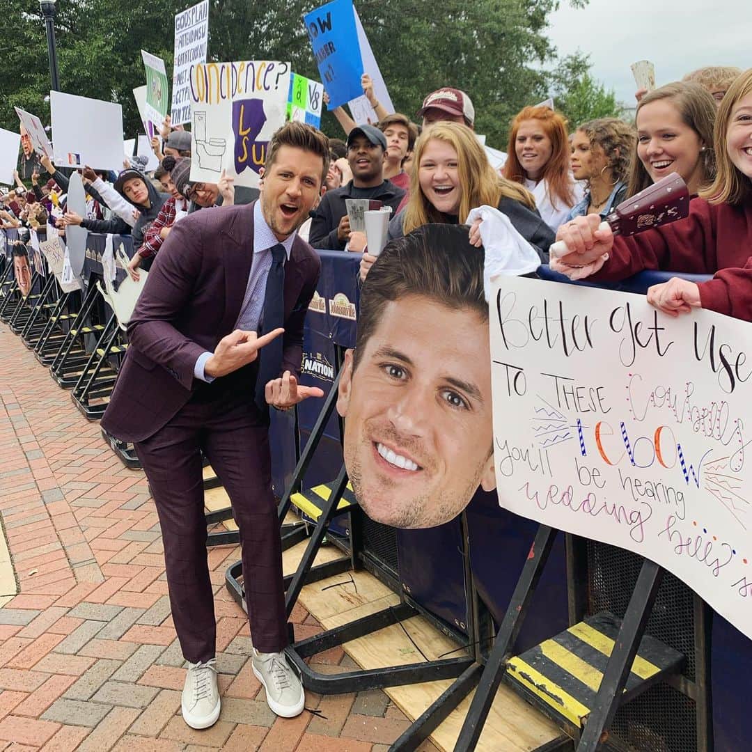 ジョーダン・ロジャースのインスタグラム：「Fat head reminding me that my hair used to look like a cream puff 🧁...... now it’s like a...? Wave, soft serve ice cream? 🌊🍦😂 Had a blast in Starkville on SEC Nation with some of the best fans in the country! #morecowbell」