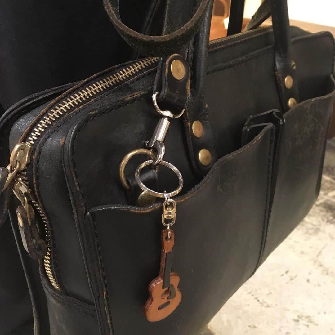 HERZ ヘルツさんのインスタグラム写真 - (HERZ ヘルツInstagram)「先日起こしいただいたお客様の鞄がとても良い雰囲気だったので、思わずパチリ📷 いつもご来店ありがとうございます！ ギターキーホルダーもとても映えてました！  #herz#ヘルツ#herz仙台 #myherzbag #エイジング #革鞄 #革製品#ヘルツスナップ #leatherbag #レザーバッグ#ビジネスバッグ」10月19日 19時44分 - herz_bag