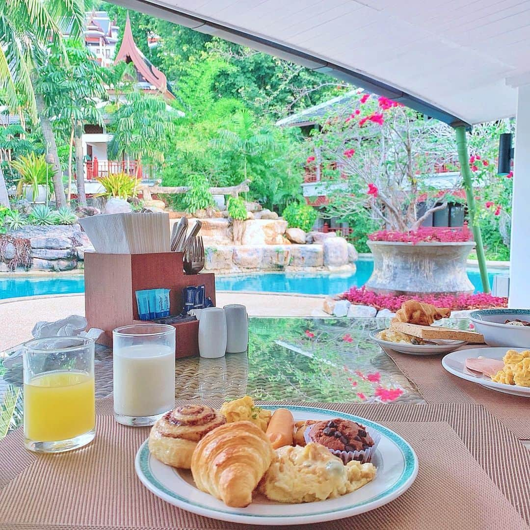 空山菜摘さんのインスタグラム写真 - (空山菜摘Instagram)「♡ タイ旅行🇹🇭で行くべきスポット❣️ . . タイって観光はもちろんやけど、 買い物とかカフェ巡りも楽しめる国😍✨ 「タイ旅行でしたいことこと」を あたしが実際行った場所とか載せながら 紹介してるよ〜ヾ(◍'౪`◍)ﾉﾞ💕 きっと記事見たら行きたくなるはず🥺🎶 . . 🔍【ローリエプレス 空山菜摘】 で調べると出てくるし、 あたしのインスタのTOPからも飛べます😊 ※アプリの方が見やすいからオススメ！ . . . . . #バンコク #プーケット#タイ旅行 #バンコク旅行 #プーケット旅行 #海外旅行 #旅行大好き #ワットポー #タラートロットファイラチャダー #南国 #海外リゾート #女子旅 #タビジョ #旅行好きな人と繋がりたい #ソラtrip #タイ観光 #タイランド #genic_thailand #tabijyomap_thai #学生旅行」10月19日 19時46分 - natsumi_sorayama