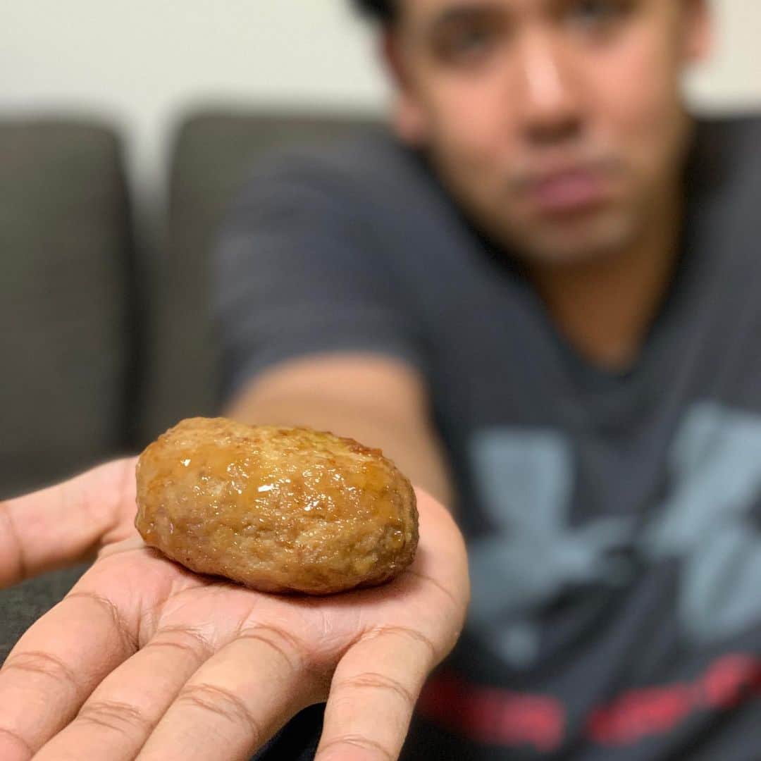 マービンJr.のインスタグラム：「#一口いる？ #あーん #いらないの？ #いらないなら食べちゃうよ #チーズインハンバーグ」