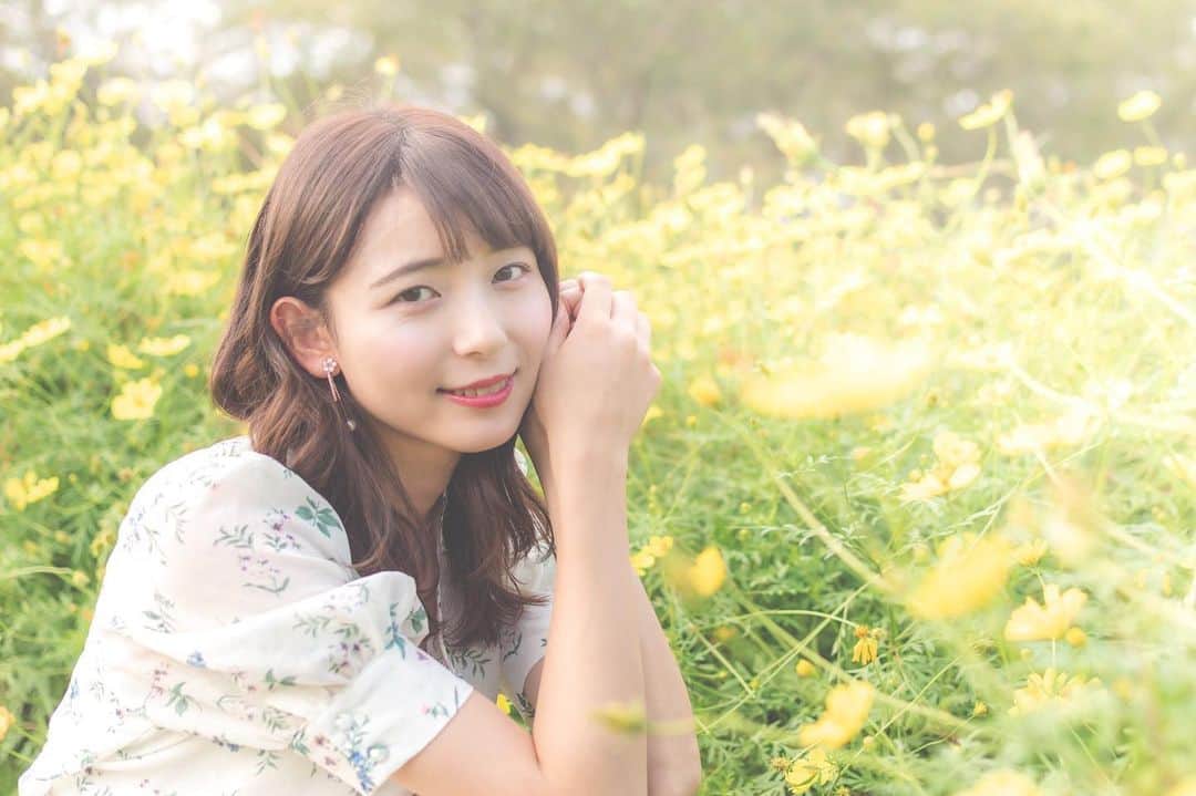 山田麻由のインスタグラム：「.﻿ ﻿ 昭和記念公園って﻿ 季節によっていろんなお花が楽しめてステキ💐﻿ ﻿ ﻿ 夏のひまわり﻿今年は 見に行けなかったから来年は行きたい🌻﻿ ﻿ ﻿ 今の時期だときっとピンクとか紫の﻿ コスモスがたくさん咲いてるだろうなあ❤︎﻿ ちなみに写真のは﻿ #キバナコスモス というそうです☺︎﻿ ﻿ ﻿ ﻿ #昭和記念公園#コスモス#撮影#撮影依頼#撮影依頼募集中#サロンモデル#サロモ#ポートレート#ポートレートモデル」