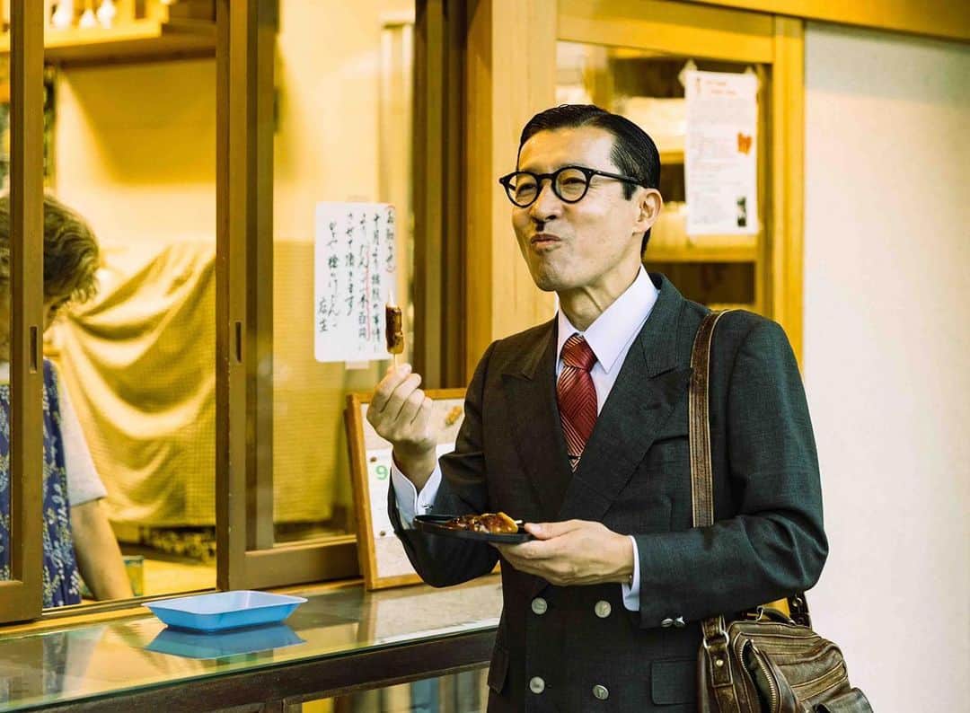 のインスタグラム：「宿場町の休憩所 #岩井ジョニ男 #iwaijonio #jonioIwai #ジョニスタグラム #jonistagram #イワイガワ  #浅井企画  #asaikikaku #幻の哀愁おじさん  #令和  #令和元年 #みたらし団子 #団子 #宿場町 #休憩所 #サラリーマン #whitecollarwork #ninetofiver #東京 #tokyo #北千住 #kitasenju  #岩井眼鏡店 @iwaimeganeten  #ヴィンテージスーツ @vintage_gentry  #instagram  #instagood  #model #cool #cooljapan」