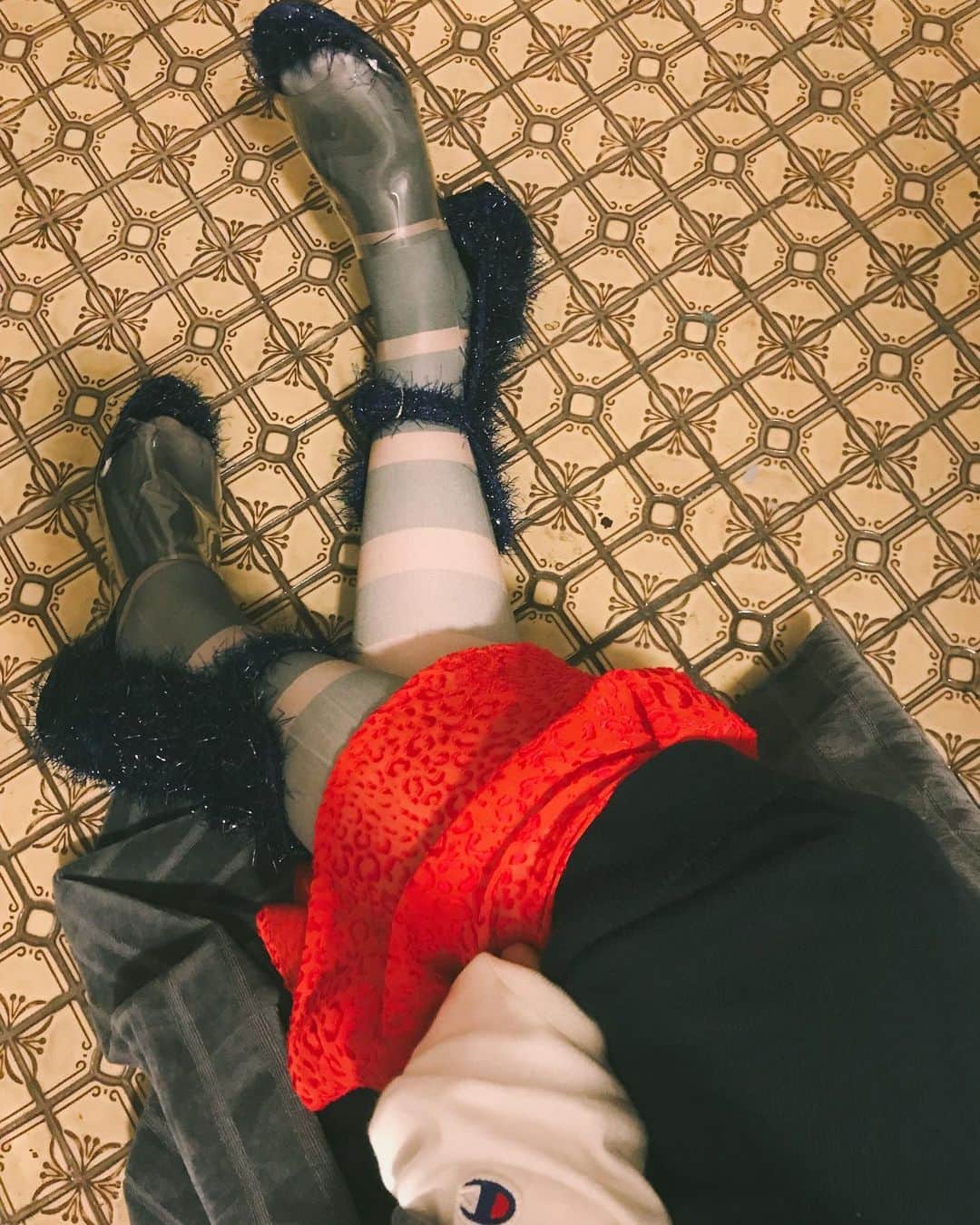 蓮沼千紘さんのインスタグラム写真 - (蓮沼千紘Instagram)「💙❤️ . . 👼水溜りを踏みませんように🙏  自分の家の玄関が最高に好き。 もともと住んでいたオーナーさんの趣味なのですがほんと好き。 #legwear」10月19日 19時56分 - knitchihiro