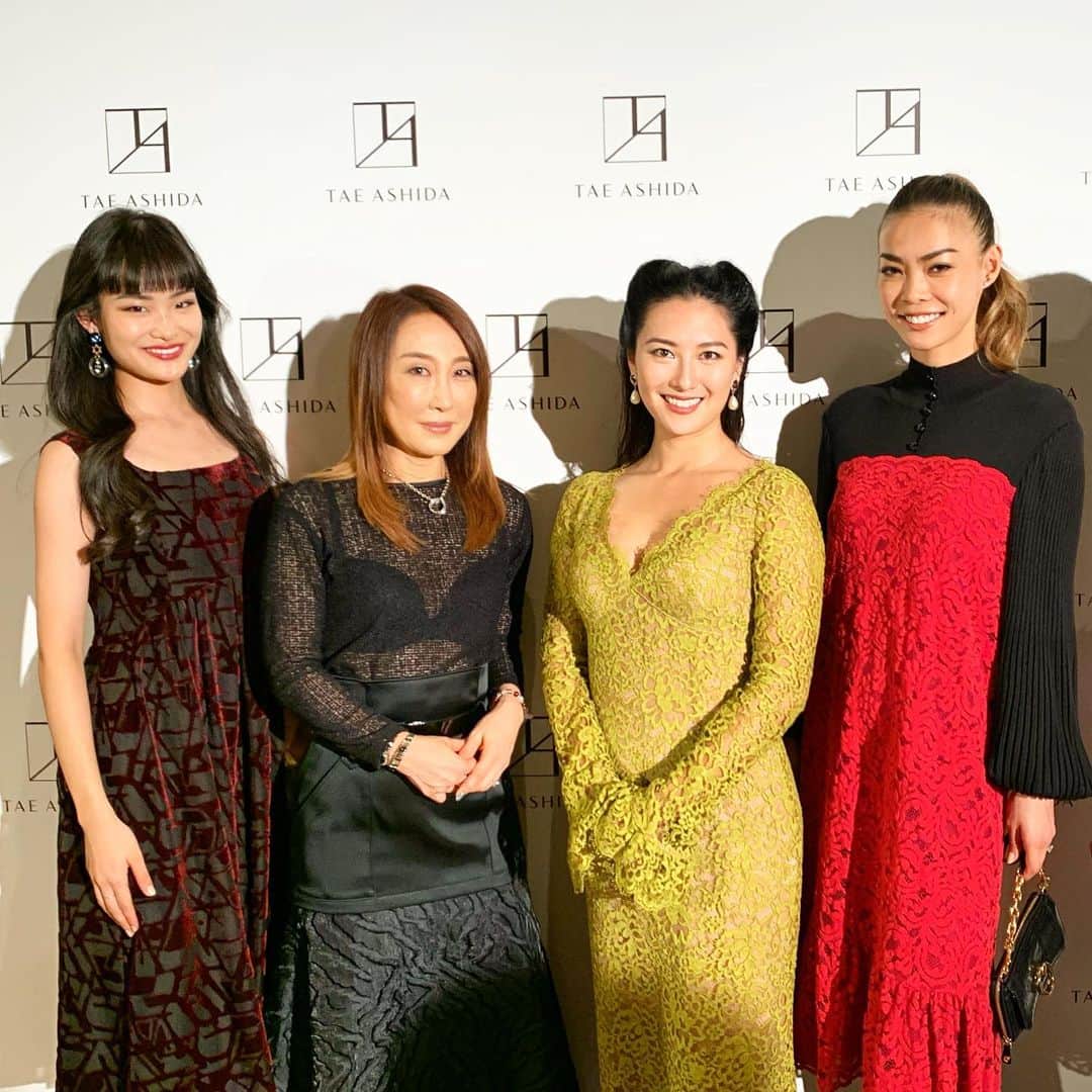 美馬寛子のインスタグラム：「🎀@tae_ashida_official 2020 Spring Summer collection🎀 Thank you @tae_ashida_official @lesliekeesuper @joshualeslieoggkee  for invited us🙇🏻‍♀️ . . #missuniverse #missuniverse2019 #missuniversejapan #missuniversejapan2019 #ミスユニバース #ミスユニバースジャパン #ミスユニバース2019 #ミスユニバースジャパン2019 #ナショナルディレクター #nationaldirector #美馬寛子  @missuniverse @__ako_kamo__  @hirokomima」