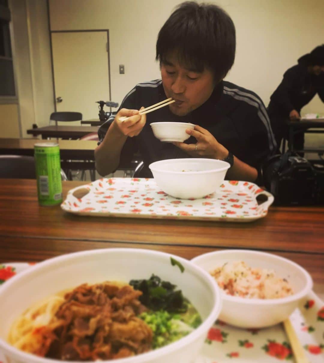 木村ひさしさんのインスタグラム写真 - (木村ひさしInstagram)「顔をあげたらチャンスが目の前でごはんを食べていた。 #振り返ればチャンス」10月19日 20時06分 - kimura.hisashi
