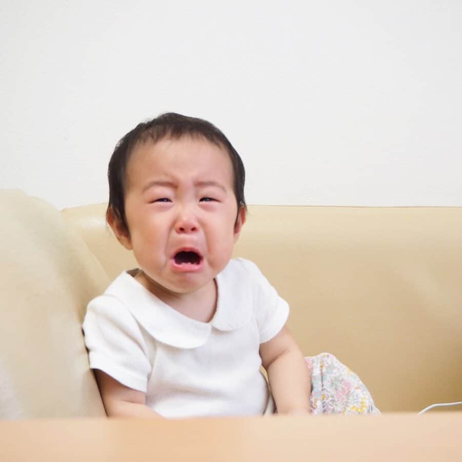 makikoさんのインスタグラム写真 - (makikoInstagram)「❤︎ この泣き顔大好き😂💓💓 ． 『ママのスマホ触らんといてやぁ〜』って言っただけでこの大泣き（笑） ．  別にそこまで怒ってないのに、こんな全力で泣くのはせこい😂 ．  その後の切り替えも早すぎる‼︎こりゃ嘘泣きだな（笑）🙈 ．  #泣き顔 #涙流すまで数秒 #女優ことちゃん #ことちゃんの涙は信用出来ないw #1歳 #生後13ヶ月 #女の子 #親バカ部」10月19日 20時13分 - batako93