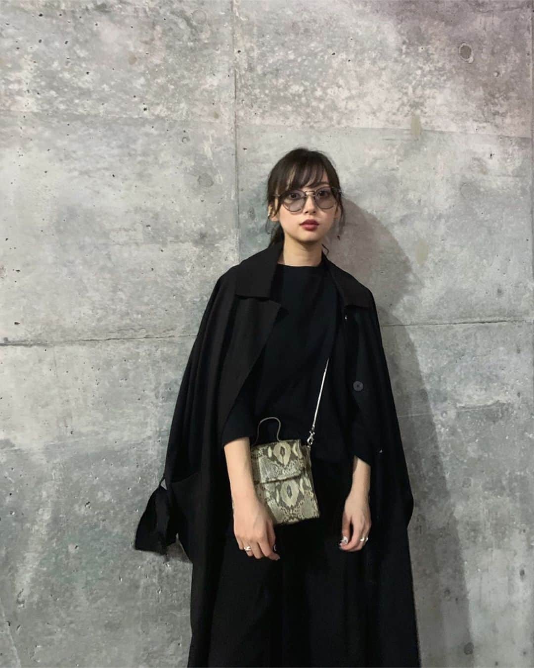 のインスタグラム：「outfit.👦🏼 今日は下北に行きました☺︎ outer @leannofficial  bottom @leannofficial  bag @edt_edietokyo  shoes @alexanderwangny  eyewear @leannofficial . #outfit#allblack#LEANN#leannofficial #リーン#低身長コーデ」