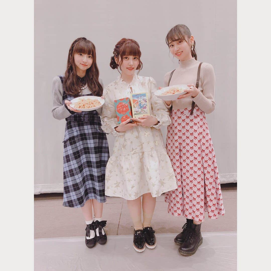 山下七海さんのインスタグラム写真 - (山下七海Instagram)「大森日雅の夢の森BirthdayParty2019﻿ 〜愉快な森の仲間たちとニコニコ😊〜﻿ ﻿ ありがとうございました🎂💘﻿ ﻿ ﻿ 去年に引き続き、にちかちゅの誕生日を美海とお祝いしました🦄✨﻿ ノリノリの３人でこのままどこへでもいけそうです🌈💐﻿ また来年もお祝いしましょう😻💍﻿ ﻿ ﻿ 明日、仙台でのイベントも﻿ ３人みんな出演します😊﻿ よろしくお願いします💎❄️﻿ ﻿ ﻿ #大森日雅﻿ #田中美海﻿ #山下七海﻿ #おじゃる﻿ #七つの海からやってきた海鮮炒飯﻿ #蟹﻿ #鮭フレーク﻿ #ソーセージ #スカートは馬柄🐎」10月19日 20時25分 - aishite773