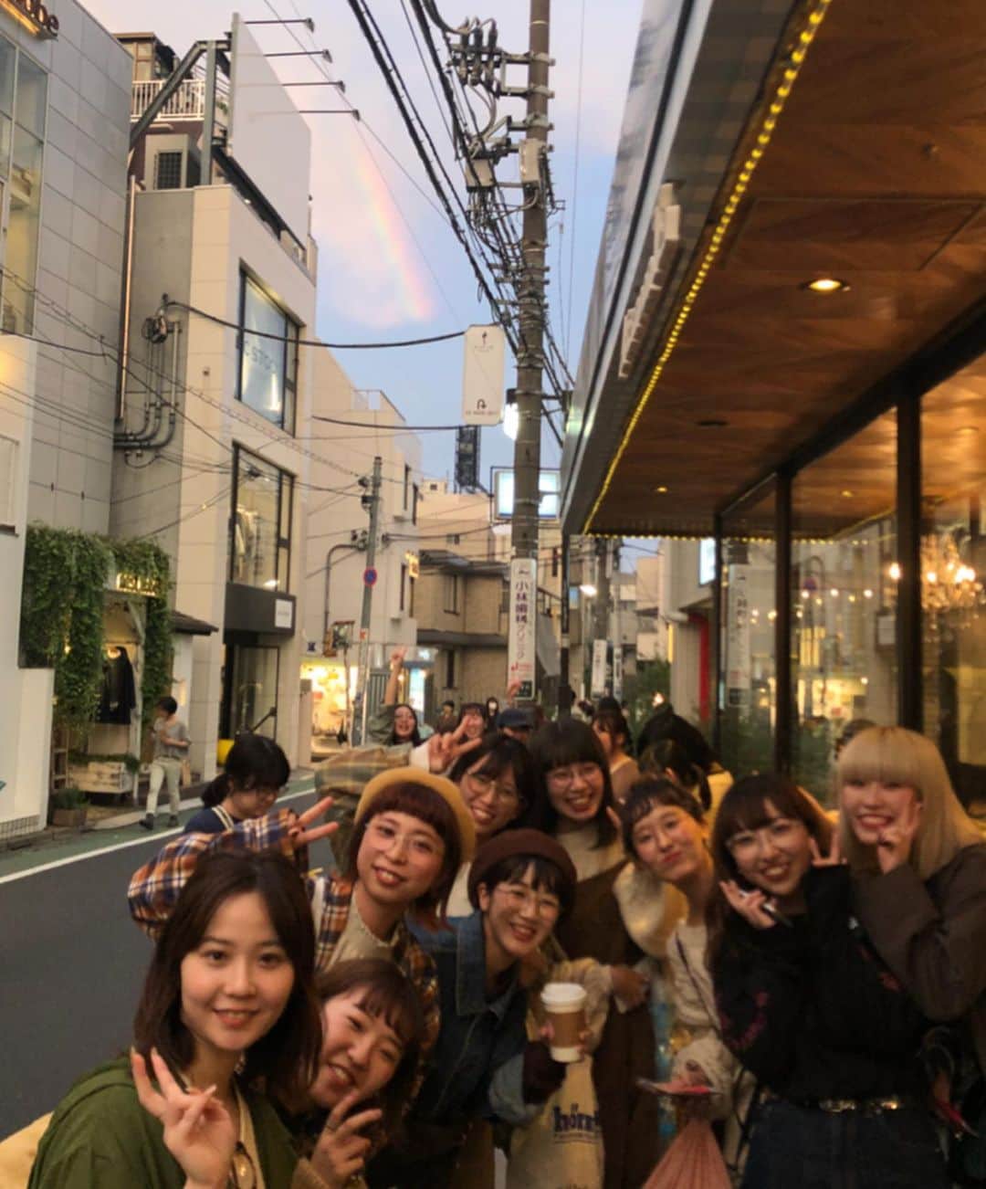 柴田紗希さんのインスタグラム写真 - (柴田紗希Instagram)「zoffコラボイベントin東京♡ 楽しかったよ。楽しめたかな？ みんながとてもとても可愛いく自分らしく、自分に似合うメガネをつけてくれていた事が本当に嬉しかったです♡ 明日はどきどきの大阪！！！ ルクア梅田で13時30からです。 首なが〜くして待っとるよ☺️👓 よろしくお願いします！ (今日ね、最後に虹が見えたんだ明日も良い日になるね🌈教えてくれてありがとう) @zoff_eyewear  #ゾフガルコレ」10月19日 20時35分 - shibasaaki