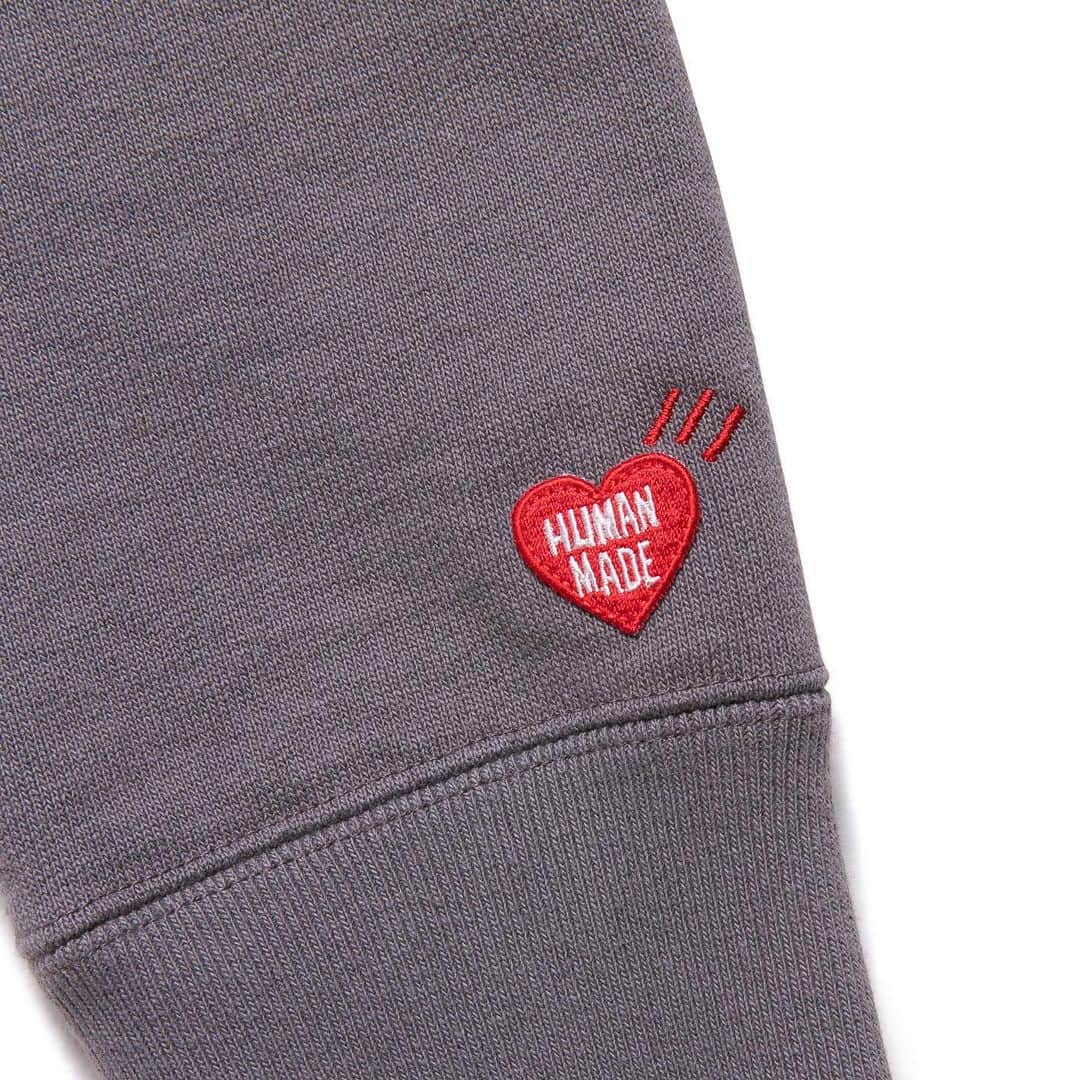 HUMAN MADEさんのインスタグラム写真 - (HUMAN MADEInstagram)「"CREW NECK SWEAT" now available in store and online. www.humanmade.jp  裏毛のクルーネックスウェットシャツです。ネックまわりのデザインやプリントされたグラフィックロゴが特徴です。セットアップでコーディネイトできる共地のスウェットパンツも展開しています。 Crew neck cotton sweatshirt with stand collar. Can be paired with our classic sweatpants available in the same two colors.」10月19日 20時36分 - humanmade