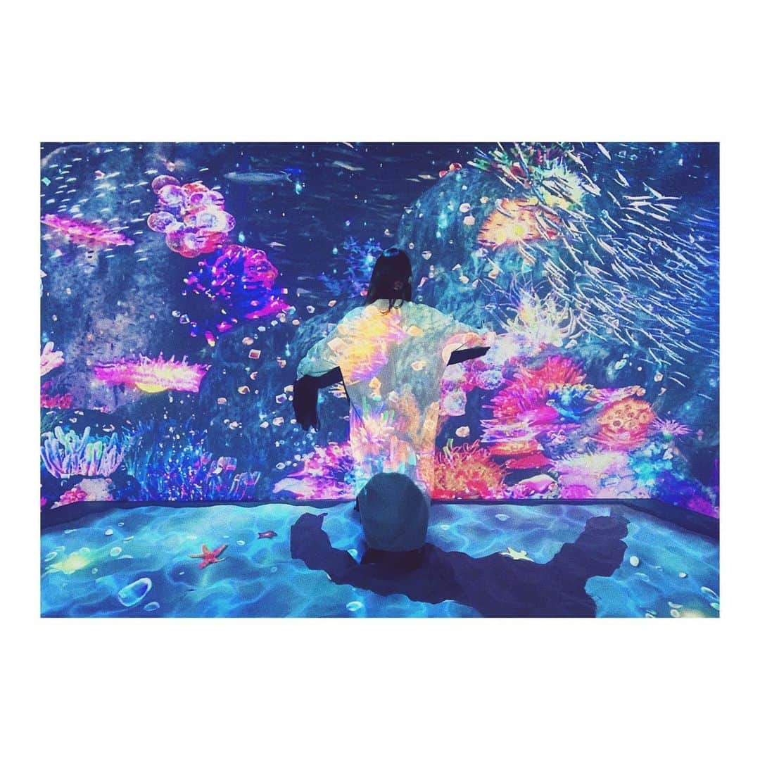 Shizukaさんのインスタグラム写真 - (ShizukaInstagram)「#アソビル #光の深海展 #OCEANBYNAKED フォトバイアヤ展 #あそび人 へお邪魔した後 こちらにも☻ 大好きな海や水の世界が色鮮やかに。 Photo by Friend. #Dream_Shizuka #DreamShizuka #たまたま白い服を着ていったから #私もスクリーンの一部になれた😂」10月19日 20時31分 - shizuka_dream06