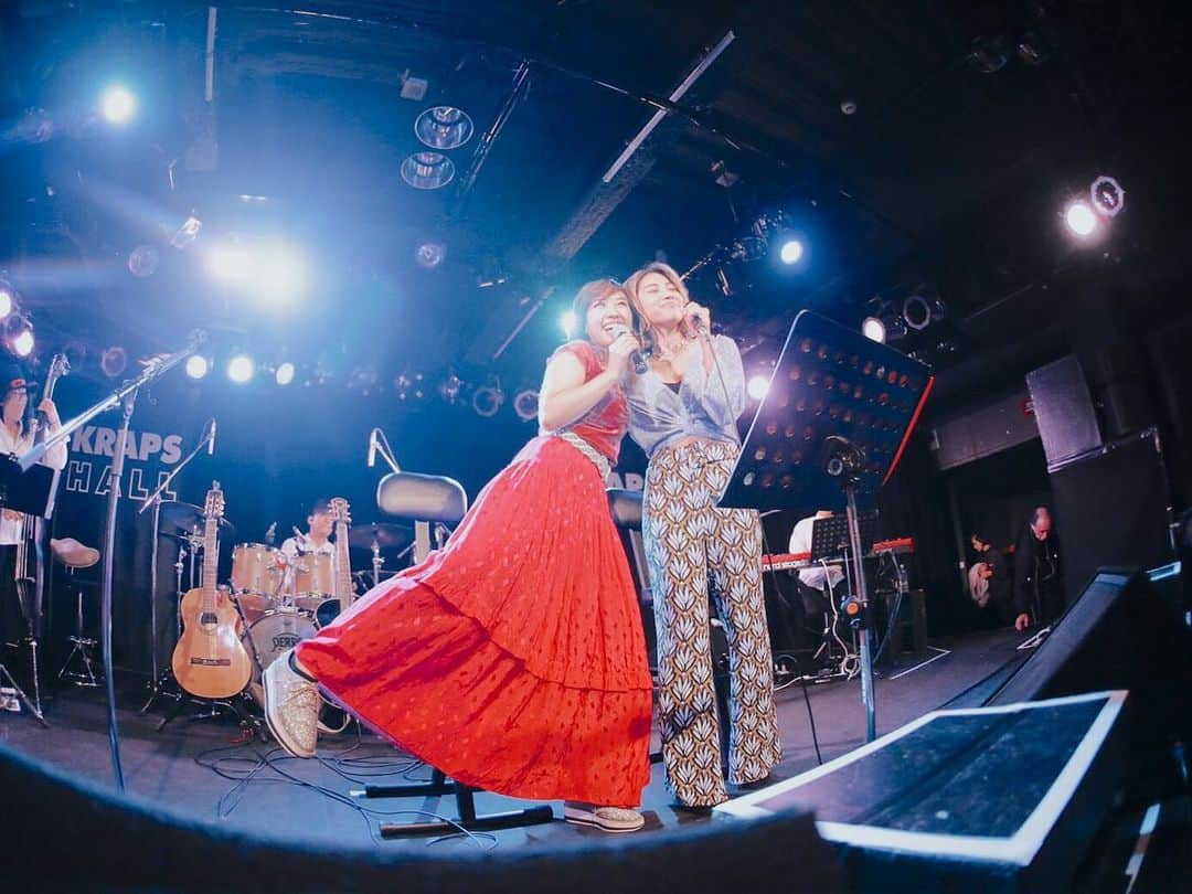 Rihwaさんのインスタグラム写真 - (RihwaInstagram)「KRAPS HALL✨✨✨ @loverssoul_chihiro ちーちゃんのワンマンライブ、とても刺激的だった。前に前に進んでる人って間違いなくカッコいい。☺️✨ 同じ1989年生まれで、それぞれの環境で音楽を奏でてきて、今こうしてあの場所でちーちゃんと歌を歌えたこと、嬉しかった。 ちーちゃんが不安や葛藤の中で彷徨い、心のときめきを道標に足を進めて辿り着いた先があの場所だとしたら、なおさら、私はあそこでちーちゃんと歌えて嬉しい！だって私もだもん！ いつも言ってきた。キラキラ、わくわくする方へ行けばきっと、素敵な出会いがある。自分らしさが見つかるって。それぞれ歩み続けて来たから、言葉にしなくても、一緒に奏でたら通じ合ってるって分かった。🌼💫 嬉しい。 この気持ちを分かち合えるって、素敵だよね。☺️💞🍀 ちーちゃん、呼んでくれて本当にありがとう！！！！💖 また一緒にライブしよう！ #Rihwa #小澤ちひろ #1989 #KRAPSHALL #memory #rythmoflove #live #Sapporo」10月19日 20時32分 - rihwa_official