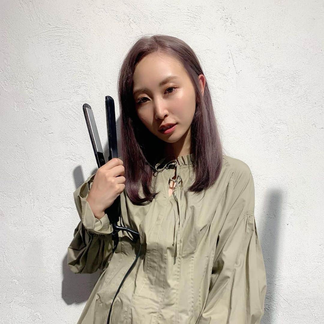 榊原伶奈のインスタグラム：「またまた花王さんよりヘアケア製品をご提供頂きました🌈✨ 今回は「エッセンシャルflat」！ 「モイスト&モイスト」「ボリュームダウン」の2パターンがあって私はモイスト&モイストを使ってるよ💁‍♀️ 昔からくせ毛で朝起きた時のうねりにも悩まされてたんだけど.... このエッセンシャルflatはドライヤーやアイロンの熱を加えることで髪内部を柔らかくし、扱いやすく、形づけやすくしてくれるらしく使い始めてから朝のスタイリングが本当に楽になった😳✨ 10月19日発売で前回同様クスリのアオキさんでPOPにて登場する予定なのでチェックしに行ってみてくださいなっ😊💕 #ハイトーン #ミディアムヘア  #flataoki #くせ毛とflat #エッセンシャルflat #フラット #くせうねりときほぐしセラム #シャンプー #くせ毛 #うねり #pr」
