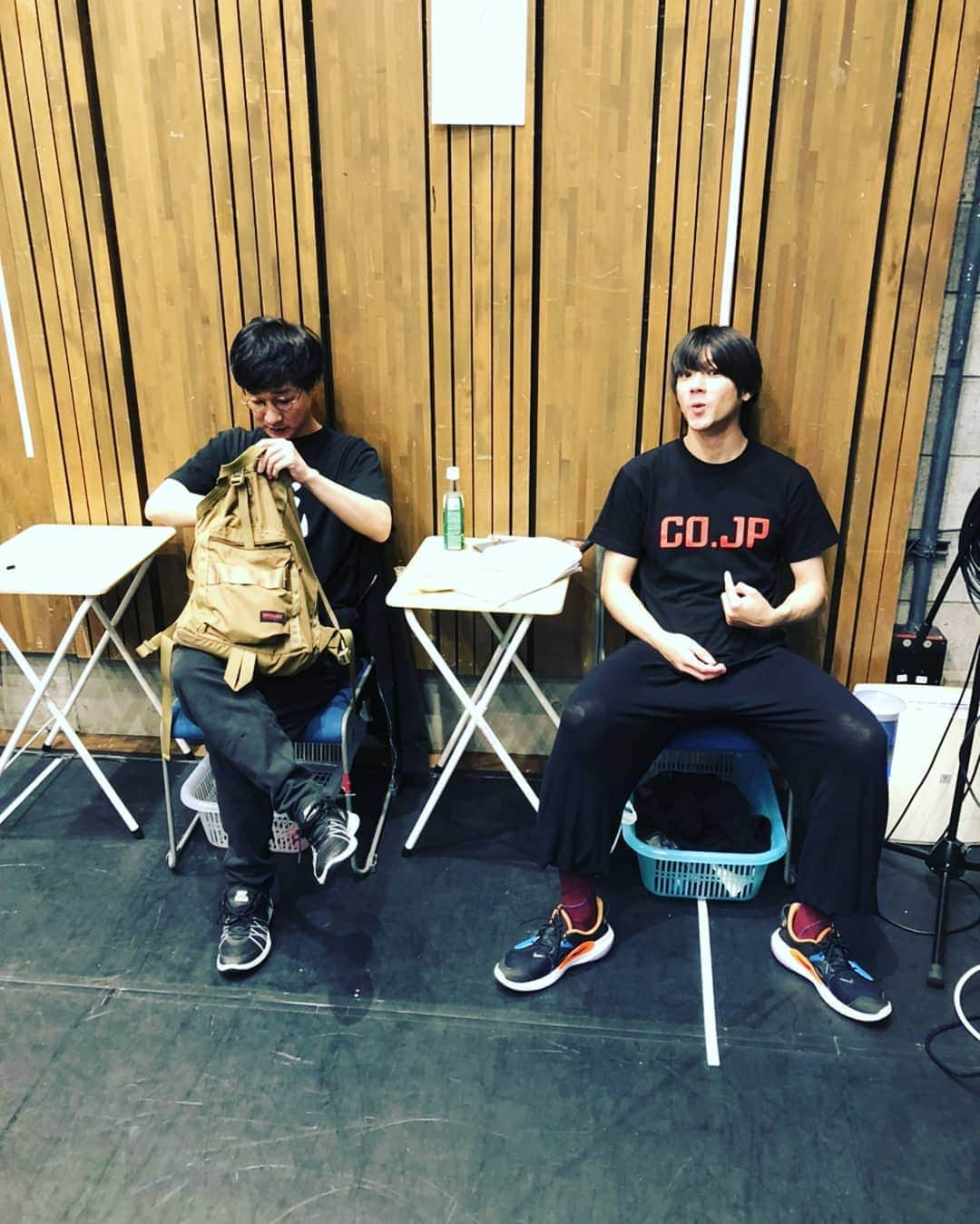 山田裕貴さんのインスタグラム写真 - (山田裕貴Instagram)「詳しくは 安井順平さんTwitterへなんだけど  やられた！裕貴に反撃された。 先程、こんな写真が裕貴から送られてきた。 稽古場に入って準備している私のすぐ横で、前日忘れた私の稽古着を、裕貴が堂々と着用している姿を隠し撮りしてやがった。気づくまで着てたし。 しかしこの顔、腹立つなー。  っていう写真です  ぜひ 舞台 #終わりのない 観にきてください  #稽古中 #田田裕貴の反撃」10月19日 20時41分 - 00_yuki_y