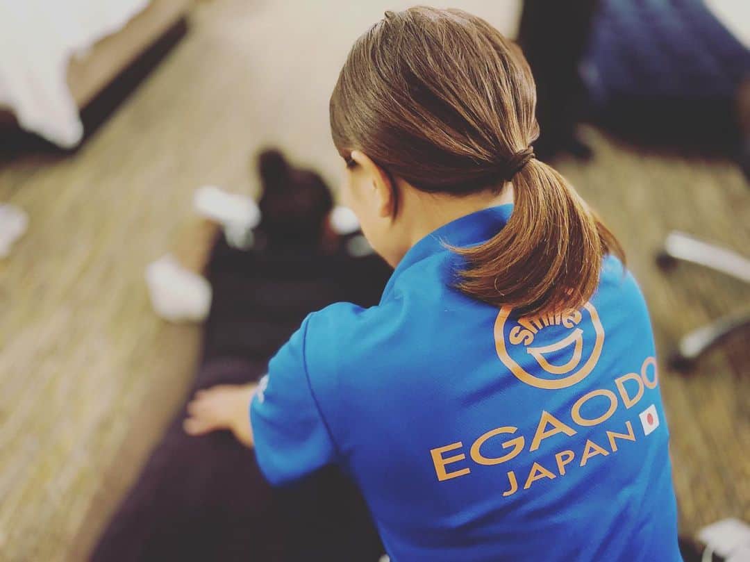 木村真野のインスタグラム：「#笑顔道 の束田トレーナーには今回の遠征でも心身共にサポートしてもらった❤️ 毎日、全身をほぐしてもらい骨盤や足首を矯正してもらう。痛いところや痛くなりそうなところにでんきを流してもらう。  治療以外にも色々手伝ってくれて頼りになる束田トレーナー。  ブダペスト遠征から始まり本当に良いチームになってきた。  もう5回目の遠征でした🇺🇸✈️ また、来年はコロンビア🇨🇴とラスベガス🇺🇸一緒に行けるといいなぁ⭐️ 笑顔道の福田代表はじめみんなに感謝してます。✨✨ 心からありがとう❤️ @egaodo.hideto.fukuda  @egaodo1234  @egaodo.suzuki  @egaodo.yuuka  @egaodo.inoue.entire  @egaodoshiba  @egaodo.maruyama.tomoo  @egaodo.trainer.team  @w.tsukada」