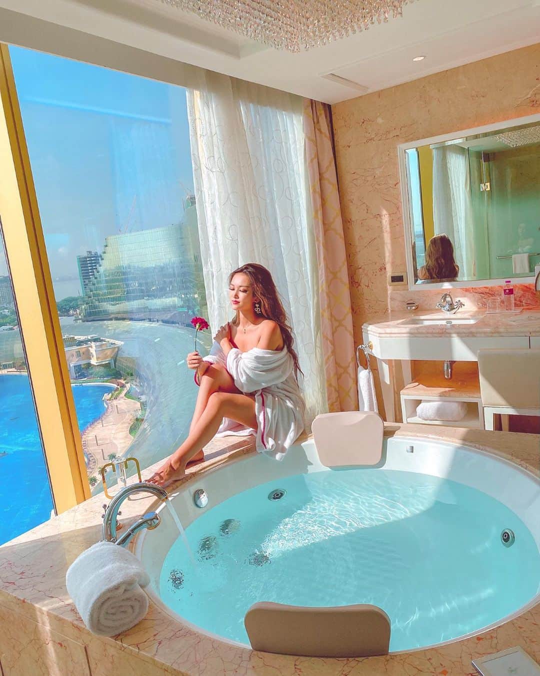 のインスタグラム：「#okadamanila#manila#vacay#vacation#Jacuzzi#bathroom#amazingview#suiteroom#bathrobes#photogenic#genic_philippines#longhair#女旅#女子旅#マニラ#オカダマニラ#ジャグジー#バスルーム#フィリピン#여행스타그램」