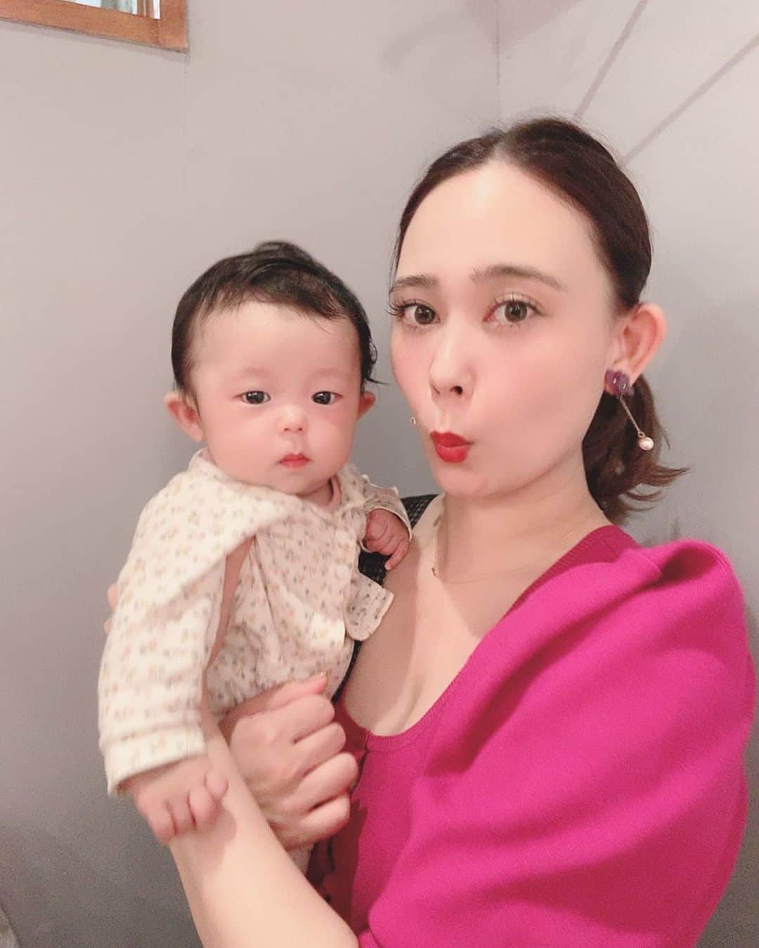 本田しおりのインスタグラム：「娘に顔面にくしゃみを🤧されても 全然嫌じゃなかった 多分旦那さんでもムカつくと思うw  分身てすげーなw」