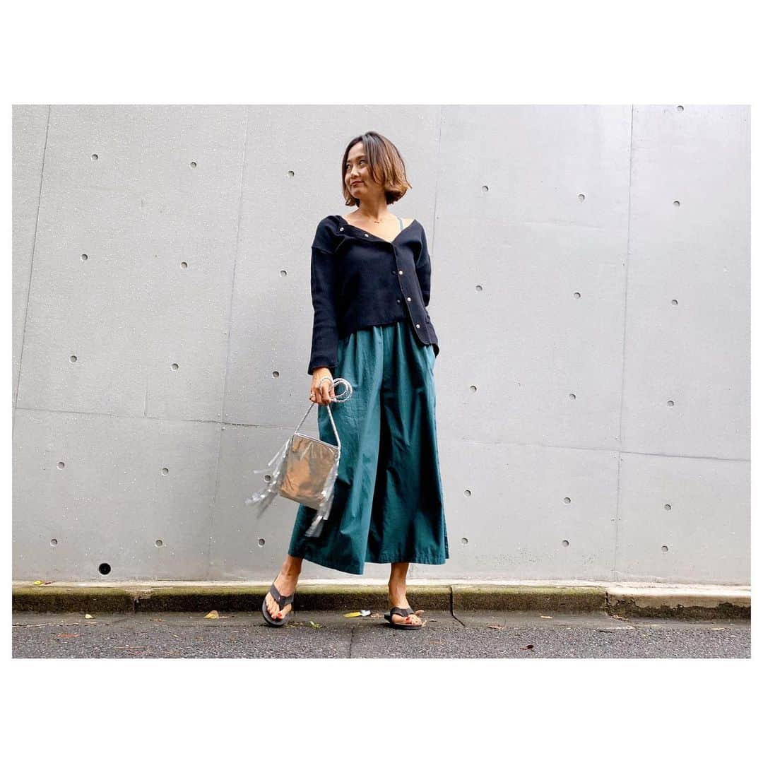 李ヒャンさんのインスタグラム写真 - (李ヒャンInstagram)「Op/ Relax salopetto(green) Tops/ Waffle cardigan(black) Bag/ Fringe mimi bag(silver) ポケット付き楽ちんサロペットは肩紐の長さが調整可能なのでインナーを合わせても着回せます。背中はゴムなので締め付け感なく着ていただけます。 ワイドなパンツは一見ワンピ風にな印象にも。 ワッフルカーディガンは1枚あると便利なアイテム。スナップボタンをわざとずらして止めてルーズに着たり、肩がけしたり。 フリンジミニバッグの新色ギラギラカラーはデイリーにも使えるしパーティーシーン等でも使えると思います。 *予約特典ありの予約会は25日(fri)13時までです。 #herfee #herfee2020ss #herfee_official」10月19日 21時01分 - 73hyang