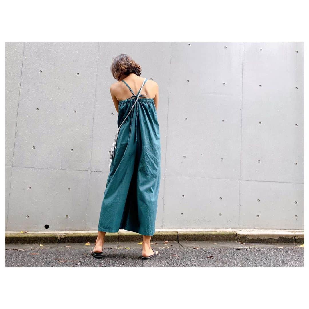 李ヒャンさんのインスタグラム写真 - (李ヒャンInstagram)「Op/ Relax salopetto(green) Tops/ Waffle cardigan(black) Bag/ Fringe mimi bag(silver) ポケット付き楽ちんサロペットは肩紐の長さが調整可能なのでインナーを合わせても着回せます。背中はゴムなので締め付け感なく着ていただけます。 ワイドなパンツは一見ワンピ風にな印象にも。 ワッフルカーディガンは1枚あると便利なアイテム。スナップボタンをわざとずらして止めてルーズに着たり、肩がけしたり。 フリンジミニバッグの新色ギラギラカラーはデイリーにも使えるしパーティーシーン等でも使えると思います。 *予約特典ありの予約会は25日(fri)13時までです。 #herfee #herfee2020ss #herfee_official」10月19日 21時01分 - 73hyang