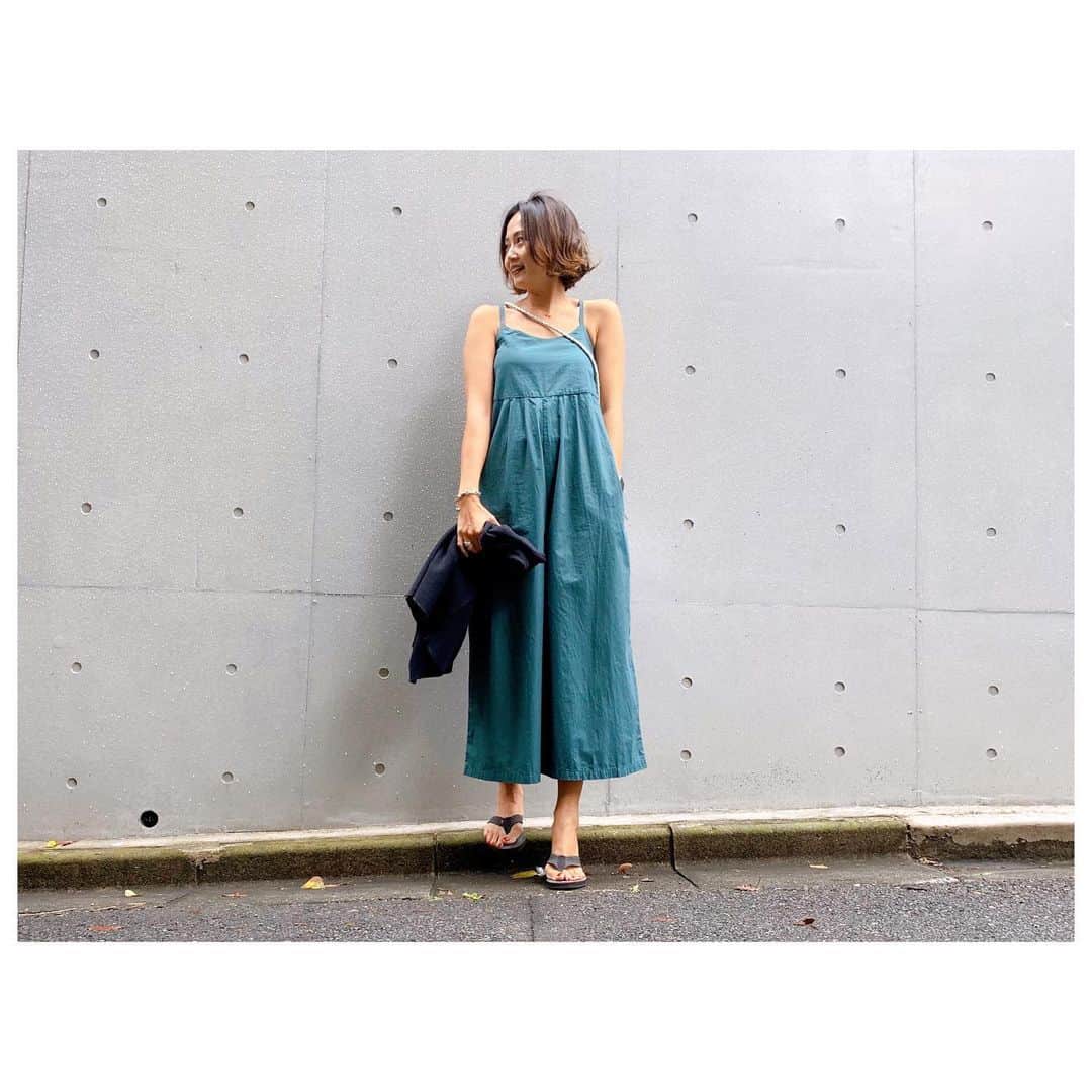 のインスタグラム：「Op/ Relax salopetto(green) Tops/ Waffle cardigan(black) Bag/ Fringe mimi bag(silver) ポケット付き楽ちんサロペットは肩紐の長さが調整可能なのでインナーを合わせても着回せます。背中はゴムなので締め付け感なく着ていただけます。 ワイドなパンツは一見ワンピ風にな印象にも。 ワッフルカーディガンは1枚あると便利なアイテム。スナップボタンをわざとずらして止めてルーズに着たり、肩がけしたり。 フリンジミニバッグの新色ギラギラカラーはデイリーにも使えるしパーティーシーン等でも使えると思います。 *予約特典ありの予約会は25日(fri)13時までです。 #herfee #herfee2020ss #herfee_official」