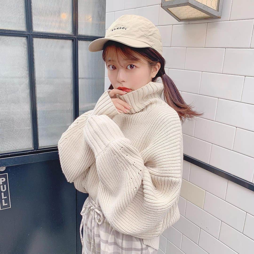 のインスタグラム：「神な着痩せニット降臨😨💞 @titivatejp の #ボリュームニット が 求めていた理想の形すぎる "たっぽりモテニット" だった…🥺♡ リアルに2色買いしたいレベル。🥺🧶すき﻿ ﻿ 久々にやばいニットに出会っちゃいました、、﻿ 求めてた理想の形すぎて、、一目惚れ、、(#^.^#)💘﻿ ﻿ まずね、商品名の通りボリュームたっぷりニットで﻿ お袖のたっぽり感がほんっっっっまに可愛いねん。﻿ ﻿ 最近見たニットで一番好きなボリューム感！🥺♥︎﻿ ﻿ カラーはライトベージュ、サイズはM！﻿ ﻿ ﻿ 少し硬めのニット素材になっているので ﻿ 毛玉が出来にくそうやなってところも最高。﻿ ﻿ 縦リブが入っているので体のラインもスッキリ見えるし﻿ ボリュームはあるのに着膨れしない、最強ニット😭♥︎﻿ ﻿ ハイネックを全て伸ばすと顔まわり隠せるから﻿ マジで小顔に見えるねん、、着痩せニットや、、、﻿ ﻿ もちろん一回折ってスッキリ着るのも可愛い🥰﻿ ﻿ ﻿ あとね！﻿ ﻿ 前が少し短くなっているので、前だけインしたり﻿ そのままアウトスタイルで着てもスッキリ見える！﻿ ﻿ 丈感が少しでも工夫されているのって、﻿ 着るだけでオシャ見えするポイントよね、、！﻿ ﻿ ﻿ やばい、良い点がありすぎて気付いたら﻿ ブワアああって一気に文章書いていた、、😨♥️笑﻿ ﻿ 真っ白じゃない、アイボリーのカラーも﻿ 合わせやすいしトレンドっぽくてすき(#^.^#)💞﻿ ﻿ ﻿ リアルにもう一色欲しい、本気の神ニット(断言)﻿ ﻿ 毛玉になりにくくてお袖もたっぽり可愛くて﻿ 縦リブと長めハイネックで体と顔が細見えするし﻿ ﻿ アウトスタイルでもインスタイルでも着れる。﻿ ﻿ こんな優秀ニットある？てくらい、﻿ ほんまに好き😭♡ ありがとうtitivate 、、😭♡﻿ ﻿ ﻿ ﻿ 冬は白ニット、何枚でも欲しいなぁ〜〜〜﻿ ( 色んなボトムに合わせて毎日着るもんね☺️ )﻿ ﻿ 可愛い白ニットや色んなニットや冬アイテム﻿ どんどんGETしてみんなに紹介していくね〜🥰❄️﻿ ﻿ ﻿ とりあえずわしは、この白ニットが好き過ぎて﻿ 会社の社員にゴリ押ししてます！！！！笑﻿ ﻿ ﻿ みんなはもう、今年の白ニット買ったー？🧥🧶﻿ コメント欄で教えてけろ、、(#^.^#)💘💘へへ﻿ ﻿ ﻿ ﻿ #だんだん冬が近づいてきて﻿ #色んな冬服をみんなに紹介するの﻿ #ワクワクでウキウキやねん﻿ #可愛いアイテム沢山過ぎて焦る﻿ #また可愛い白ニットあったら﻿ #紹介するから待っててけろ﻿ #ケロケロももっぴ﻿ #titivate #白ニット #プチプラ」