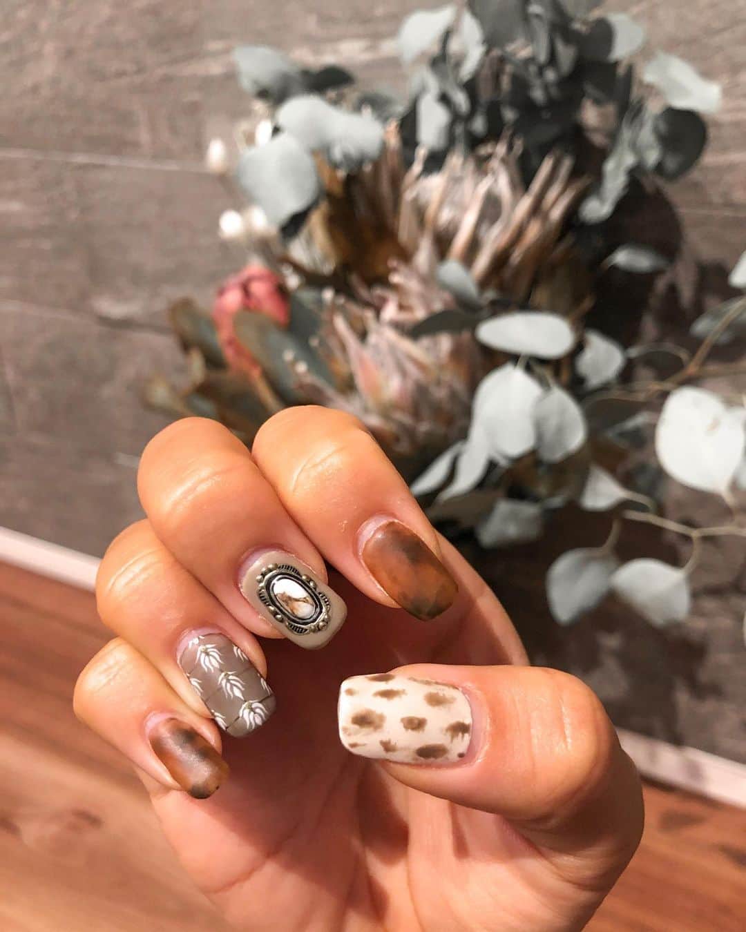 のインスタグラム：「nail💅🏾 爪は一番自分の目に入ってくるオシャレで気分を上げてくれるもの。 次のが決まってきた!! たのしみだなあ😊💛 @solnail.yuina  #nail#newnail#秋ネイル#秋ネイルデザイン#ネイル#ブラウン#ネイルデザイン」