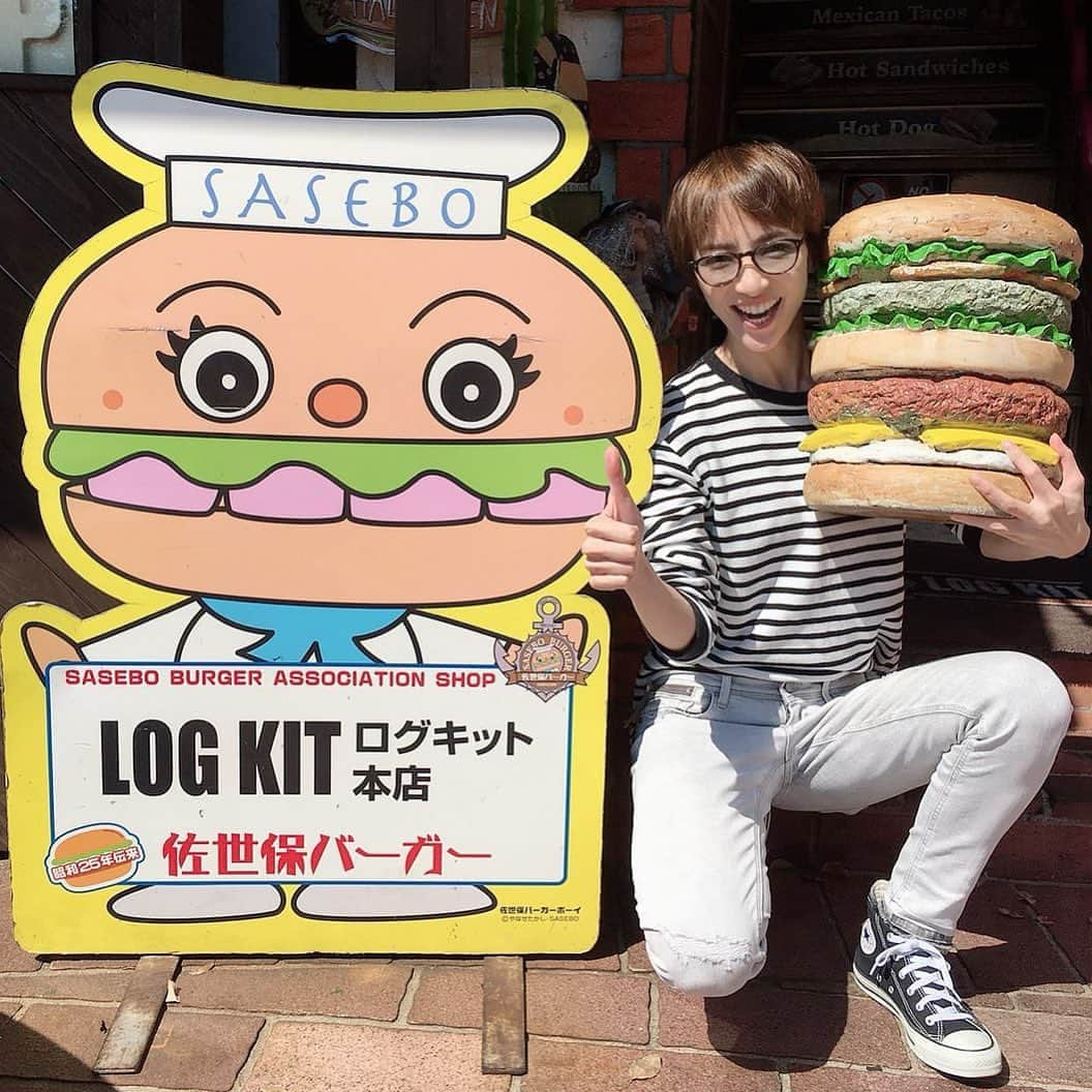 早霧せいなさんのインスタグラム写真 - (早霧せいなInstagram)「. ジャーーーン‼️ 佐世保バーガーーーーー🍔🍔🍔 . #今回はここ #ログキット🍔 #まだまだ色んなお店があるよ #食べ比べてみてー😙」10月19日 21時05分 - seinasagiri_official