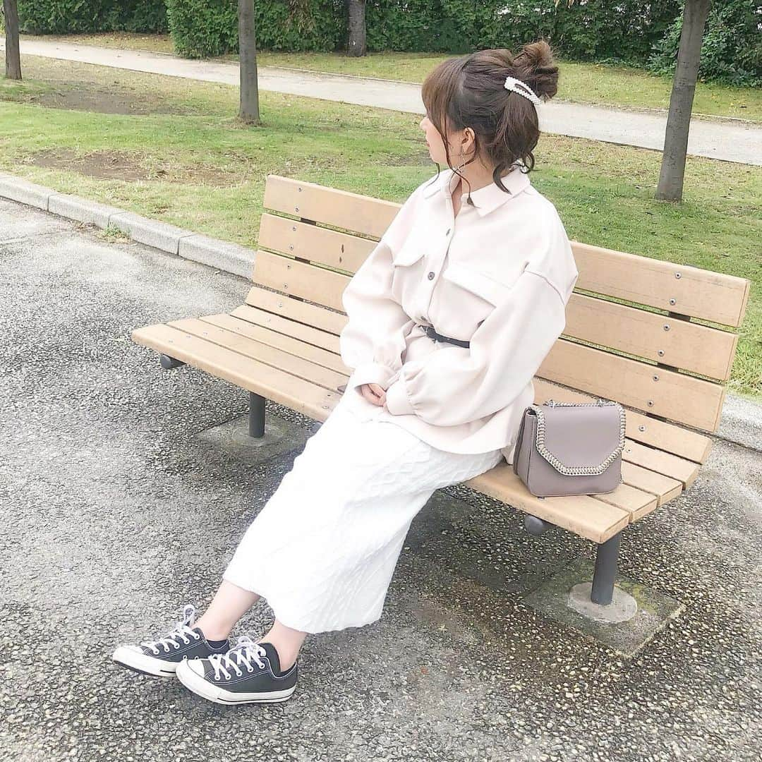 haruさんのインスタグラム写真 - (haruInstagram)「ㅤㅤㅤㅤㅤㅤㅤㅤㅤㅤㅤㅤㅤ ㅤㅤㅤㅤㅤㅤㅤㅤㅤㅤㅤㅤㅤ ㅤㅤㅤㅤㅤㅤㅤㅤㅤㅤㅤㅤㅤ #ootd ㅤㅤㅤㅤㅤㅤㅤㅤㅤㅤㅤㅤㅤ @fifth_store の #ケーブルニットタイトスカート 🧡 丈感がめちゃくちゃベスト！！🥺💘 ㅤㅤㅤㅤㅤㅤㅤㅤㅤㅤㅤㅤㅤ 生地もしっかりしてるから 透け感あまりなかったです🙆🏻‍♀️ ( でも一応ペチコートはきました✨ ) ㅤㅤㅤㅤㅤㅤㅤㅤㅤㅤㅤㅤㅤ ㅤㅤㅤㅤㅤㅤㅤㅤㅤㅤㅤㅤㅤ 🌱タイトスカートのとき 私は骨盤広めなので トップスでごまかします😂💕☜﻿ 🌱いつもはスウェットとかを前だけインしてますが 今回は シャツジャケット をブラウジングして いつもと違う雰囲気に☺✨ ㅤㅤㅤㅤㅤㅤㅤㅤㅤㅤㅤㅤㅤ ㅤㅤㅤㅤㅤㅤㅤㅤㅤㅤㅤㅤㅤ 結婚式の2次会で使ってた #フェイクレザーチェーンショルダーバッグ は 普段もめちゃくちゃ使えますっっっ(  ˊᵕˋ )🧡 ㅤㅤㅤㅤㅤㅤㅤㅤㅤㅤㅤㅤㅤ ㅤㅤㅤㅤㅤㅤㅤㅤㅤㅤㅤㅤㅤ お洋服の詳細はWEARに載せてるので ストーリーから飛んで見てください🙇‍♀️💓 ㅤㅤㅤㅤㅤㅤㅤㅤㅤㅤㅤㅤㅤ ㅤㅤㅤㅤㅤㅤㅤㅤㅤㅤㅤㅤㅤ 4枚目は 健康遊具？ らしいです😂 かほちゃんとストレッチしました( 笑 ) ㅤㅤㅤㅤㅤㅤㅤㅤㅤㅤㅤㅤㅤ いつも見てくださり いいね コメント ありがとうございます😭💕 ㅤㅤㅤㅤㅤㅤㅤㅤㅤㅤㅤㅤㅤ ㅤㅤㅤㅤㅤㅤㅤㅤㅤㅤㅤㅤㅤ  #低身長コーデ #プチプラ #カジュアル #fifth #grl #bag #ショルダーバッグ #ニット #フィフス #fifthtl #スカートコーデ #ブラウジング #おだんごおはる #harucd ㅤㅤㅤㅤㅤㅤㅤㅤㅤㅤㅤㅤㅤ」10月19日 21時09分 - __haru3