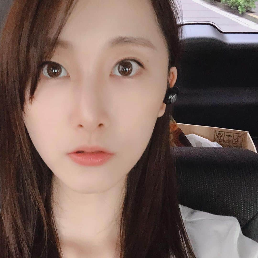 松井玲奈さんのインスタグラム写真 - (松井玲奈Instagram)「お知らせが遅くなりましたが、Amazonのオーディブルというコンテンツで島本理生さんの『ファーストラヴ』を朗読させて戴きました。 全編私1人での朗読は何日も、時間をかけて収録したものです。 初めて読んだ時も、今回も、何度でもいつかの自分に重ねてしまう部分があり、紡がれる言葉に助けられながら声に起こしていきました。 是非、聴いて頂けたら嬉しいです。 これもまた、新しい読書体験。 写真はいつかの自撮り。 #オーディブル　#ファーストラヴ」10月19日 21時14分 - renamatui27