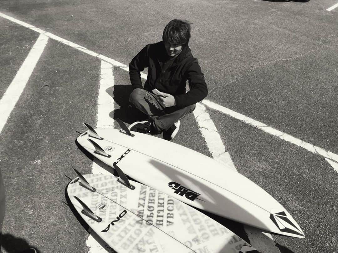 佐藤魁のインスタグラム：「the more I surf with it the more it will be better massive thank you @dhdsurfjapan @dhdsurf @volcomjapan  #volcomjapan」