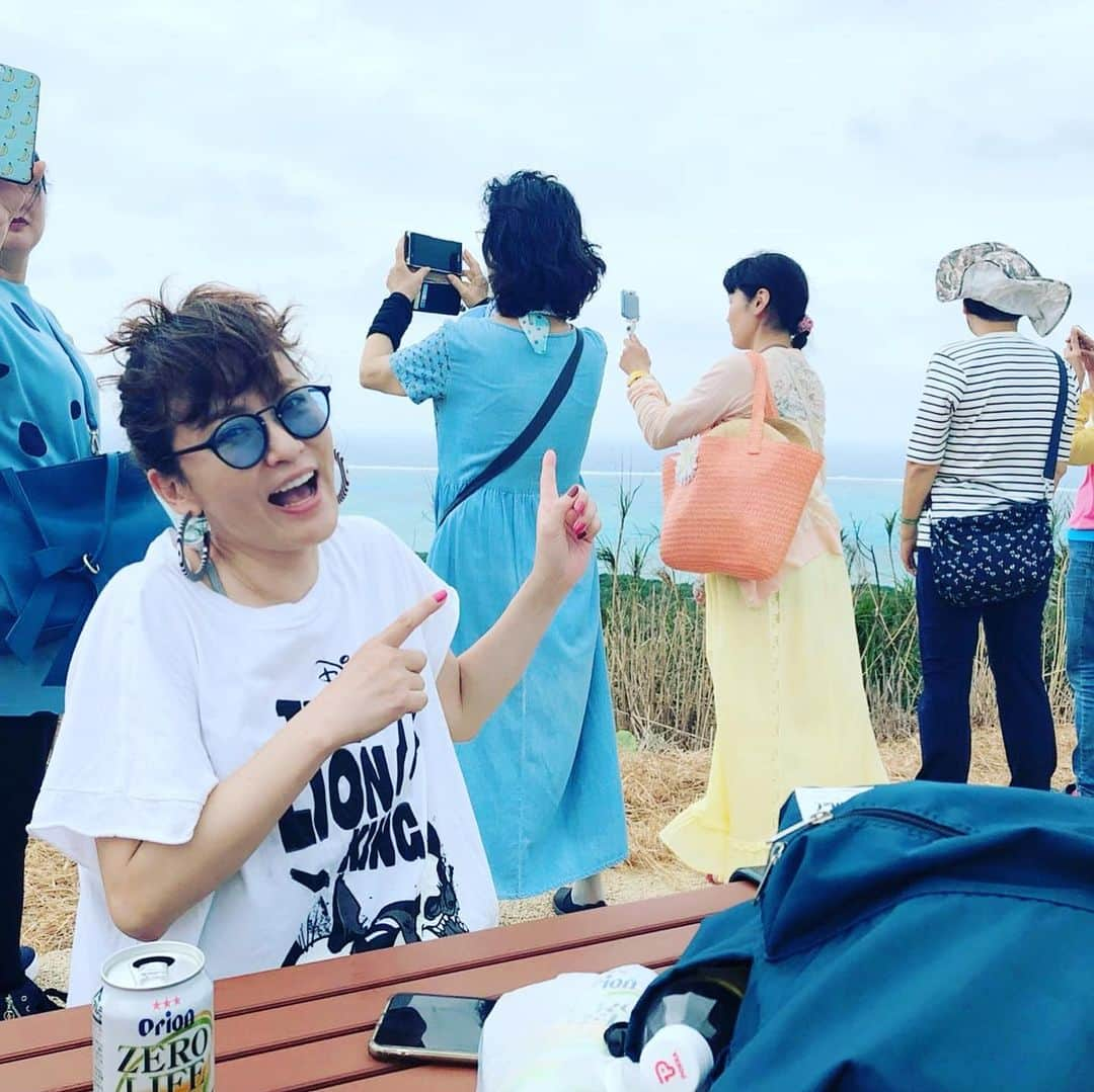 鈴木砂羽さんのインスタグラム写真 - (鈴木砂羽Instagram)「昨日は竹富島🚲 今日は小浜島をまたまた自転車で散策🚲💨 イマイチの天候の中、細崎の展望台→大岳展望台。 無人の展望台で喉を潤していたら🍺、 突如たくさんの観光客の方🇨🇳が来て、 あっという間に去って行きました🌀 たぶん一緒に写り込んでます☺️ 島紀行まだまだ続きます🌴  #溶け込んでいる #石垣島 #小浜島 #離島めぐり #大岳展望台 #細崎展望台 #哀愁の背中　🤣🚲」10月19日 21時21分 - bombon_sawa