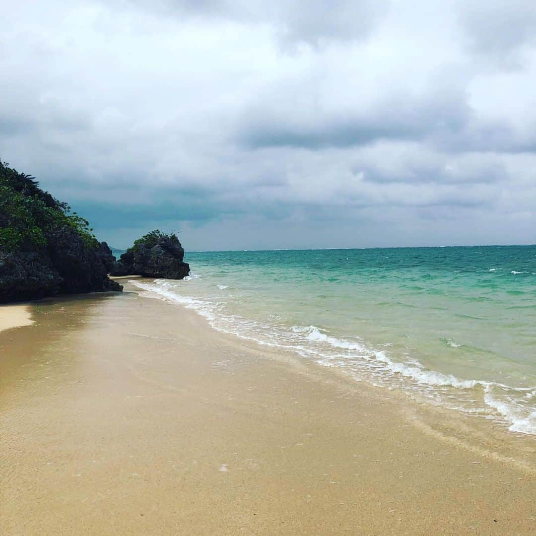 鈴木砂羽さんのインスタグラム写真 - (鈴木砂羽Instagram)「昨日は竹富島🚲 今日は小浜島をまたまた自転車で散策🚲💨 イマイチの天候の中、細崎の展望台→大岳展望台。 無人の展望台で喉を潤していたら🍺、 突如たくさんの観光客の方🇨🇳が来て、 あっという間に去って行きました🌀 たぶん一緒に写り込んでます☺️ 島紀行まだまだ続きます🌴  #溶け込んでいる #石垣島 #小浜島 #離島めぐり #大岳展望台 #細崎展望台 #哀愁の背中　🤣🚲」10月19日 21時21分 - bombon_sawa