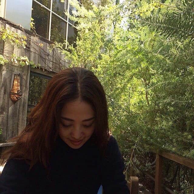 濱中鮎子のインスタグラム：「やはり。  恐れていた産後の抜け毛が甚だしい。  ごっそり。 風呂場はホラー！  毎日よく禿げ上がらないなと逆に感心すら。 ものすごかった毛量に今初めて感謝。  人間を産むんだから、そりゃあ身体ボロボロになるよなぁ。💭 #産後あるある #いつかの写真  #産後抜け毛 #たわごと」