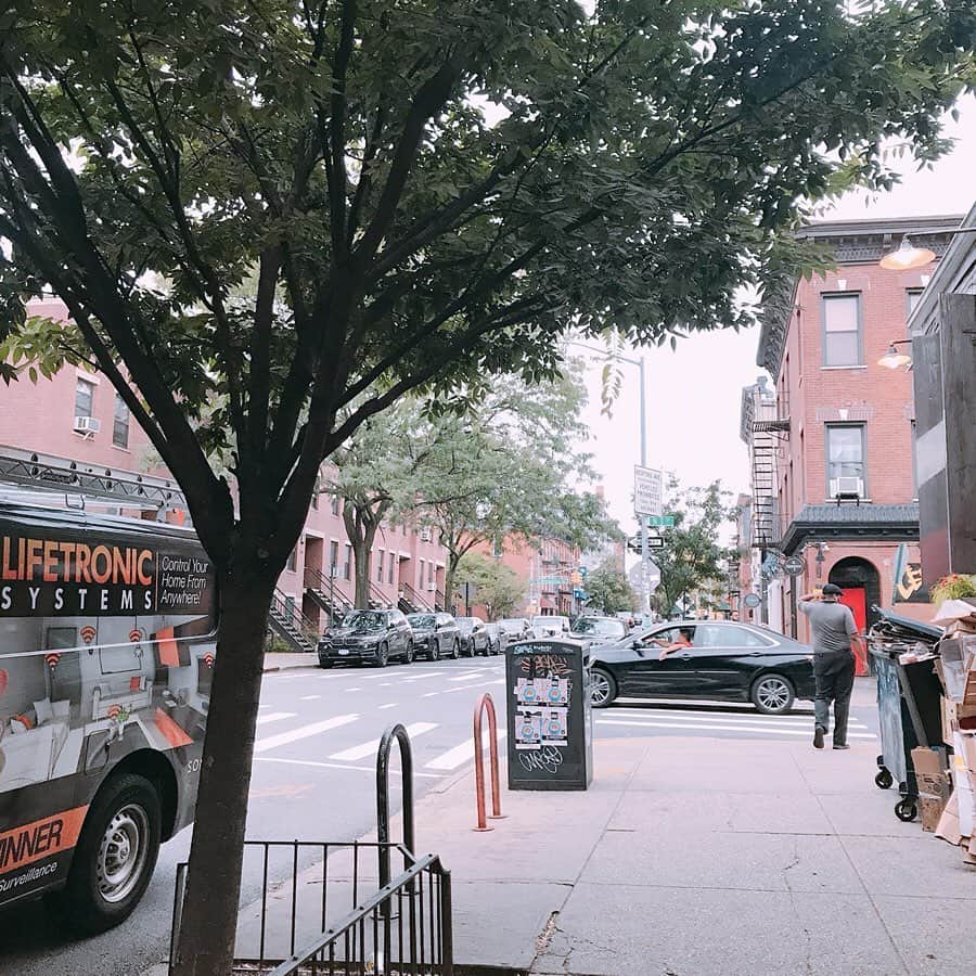 常深史織さんのインスタグラム写真 - (常深史織Instagram)「🛤ニューヨーク初日はブルックリン ウィリアムズバーグへ🛤  朝ごはんに有名な「EGG」でEGG's rothkoを頂きました🍽  トーストの上にたっぷりのチーズとトーストの下にはトロットロの半熟目玉焼きが🍳  サイドのmeatもジューシーで最高❤  #ウィリアムズバーグ  #williamsburg  #ブルックリン #ブルックリン一人旅 #Brooklyn #BrooklynCafe #ブルックリンカフェ #ブルックリン朝食 #ニューヨーク朝食 #ニューヨークブレックファースト  #ニューヨークランチ #ニューヨークブランチ #NY #NewYork #EGG #eggsrothko  #eggsrothkofrombrooklyn  #ニューヨーク #仕事 #ニューヨーク女子 #ニューヨーク女子一人旅 #タビジョ #一人旅女子  #JALファーストクラス #ファーストクラスラウンジ #ファーストクラス #JAL」10月19日 21時29分 - sioripopn