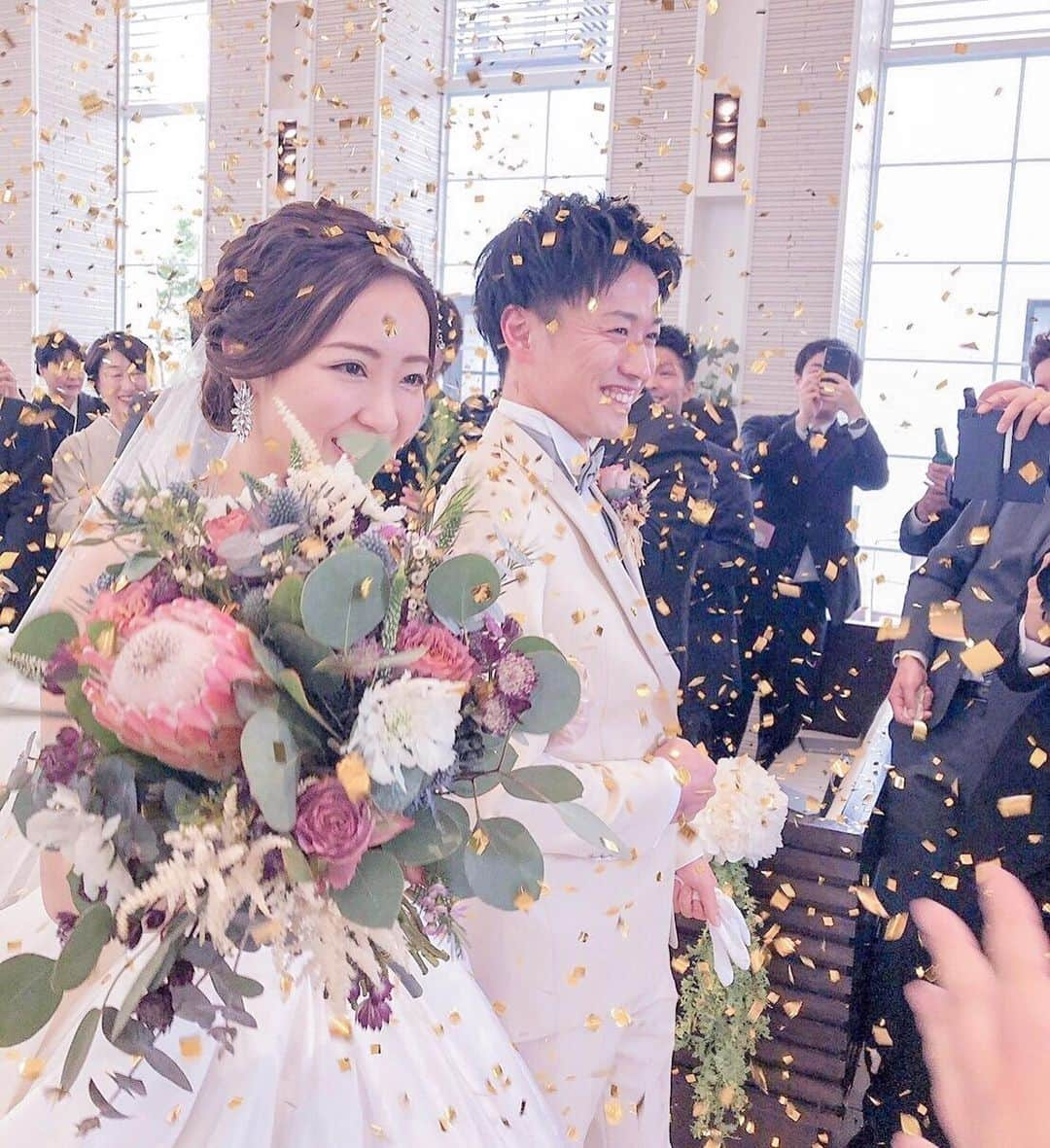 プレ花嫁の結婚式準備アプリ♡ -ウェディングニュースさんのインスタグラム写真 - (プレ花嫁の結婚式準備アプリ♡ -ウェディングニュースInstagram)「素敵なアイテムがたくさん✨おしゃれ花嫁さんのウェディングフォト8選💕 . . ...................................... 💒こちらのお写真の情報 ...................................... . 会場名： ガーデンヒルズ迎賓館 松本 エリア： #マイレポ長野 会場ID： 【583】 . →@weddingnews_concierge の🔗に5桁のID番号をいれると式場の詳細（本当の料金・口コミ・写真など）がチェックできます😊 . 📲インスタグラムで「式場探し・フェア予約」をする方法は文章の下をチェックしてね⬇︎ ...................................... . . 💐m.ts_wdさんの結婚式について . 「ゲストの方々へ日頃の感謝を込めた結婚式」をコンセプトにしたm.ts_wdさんのウェディング👰🏻 . テーマカラーは、ダスティピンク、グレー、ゴールド、自然光🌿✨ . テーマに沿ったおしゃれな #テーブルコーディネートや #高砂 ♡ . くすみブルーの #カラードレス も全体の雰囲気にぴったりでおしゃれですよね💎.◌* . こちらの #ドレス は #ハツコエンドウ の【クロエ】👗 . 絶妙な色味のチュールが重なっているので、自然光に透けるととっても綺麗な色にみえたそうですよ😍✨ . #新郎 さんのデニ スーツとも相性抜群で、おしゃれな  #新郎新婦 コーデに仕上がっていますよね💕 . m.ts_wdさんの #ウェディングフォト は他のフォトとても素敵なのでぜひスワイプ👉🏻してみてくださいね✨ . . m.ts_wdの花嫁さんID❤️42907 . @weddingnews_brides の🔗に↑の5桁の数字をいれると、こちらの花嫁さんの式場／マイレポ／インスタIDが見られます✨ . . ...................................... 💒インスタグラムから式場を探す方法 ...................................... . ①マイレポ〇〇 ↑〇〇に自分の都道府県を入れてハッシュタグ検索（例：マイレポ東京） . ②気になるポストに書いてある【式場ID】or【花嫁ID】をメモする . . 💒【式場IDで探す】 ID（数字4桁)を @weddingnews_concierge の🔗にいれると式場の詳細（本当の料金・写真・口コミなど）がチェックできます😊 . . 👰【花嫁IDで探す】 ID（数字5桁)を @weddingnews_brides の🔗にいれると該当ポストの花嫁さんの式場／マイレポ／インスタIDがチェックできます😊 . . ⚠️式場・花嫁さんを検索する（ID番号・＠）は別々なので、気をつけてくださいね ............................................................................ . . 📲プロポーズされる前から卒花した後も楽しめる✨結婚式準備No１アプリ💕 #ウェディングニュース の詳細は @weddingnews_editor からダウンロードしてね✨ . . . . #結婚式 #結婚式準備 #ウェディング #プレ花嫁 #結婚 #花嫁 #ウエディング #プレ花嫁準備 #婚約 #2020春婚 #日本中のプレ花嫁さんと繋がりたい #2020夏婚 #2020秋婚 #卒花レポ  #プロポーズ #ガーデンヒルズ迎賓館松本 #結婚式レポ  #ガーデンヒルズ迎賓館  #ナチュラルウェディング」10月19日 21時29分 - weddingnews_editor