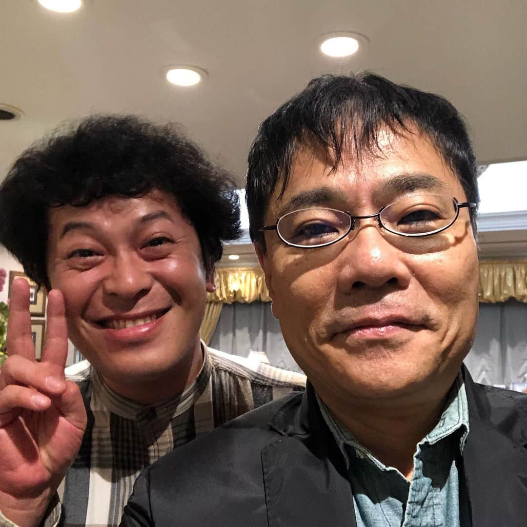 いとうせいこうのインスタグラム：「明日の東北学院大学でのパネルディスカッションを前に、今日は古本荒蝦夷で土方正志氏と対談。楽しく意義深い宴席からホテルへ戻ると後ろから「こんなことあるんすねー」というお化けみたいな声。浅草会の仲間ちゅうえいがいる！ 思わずどついてからの写真。」