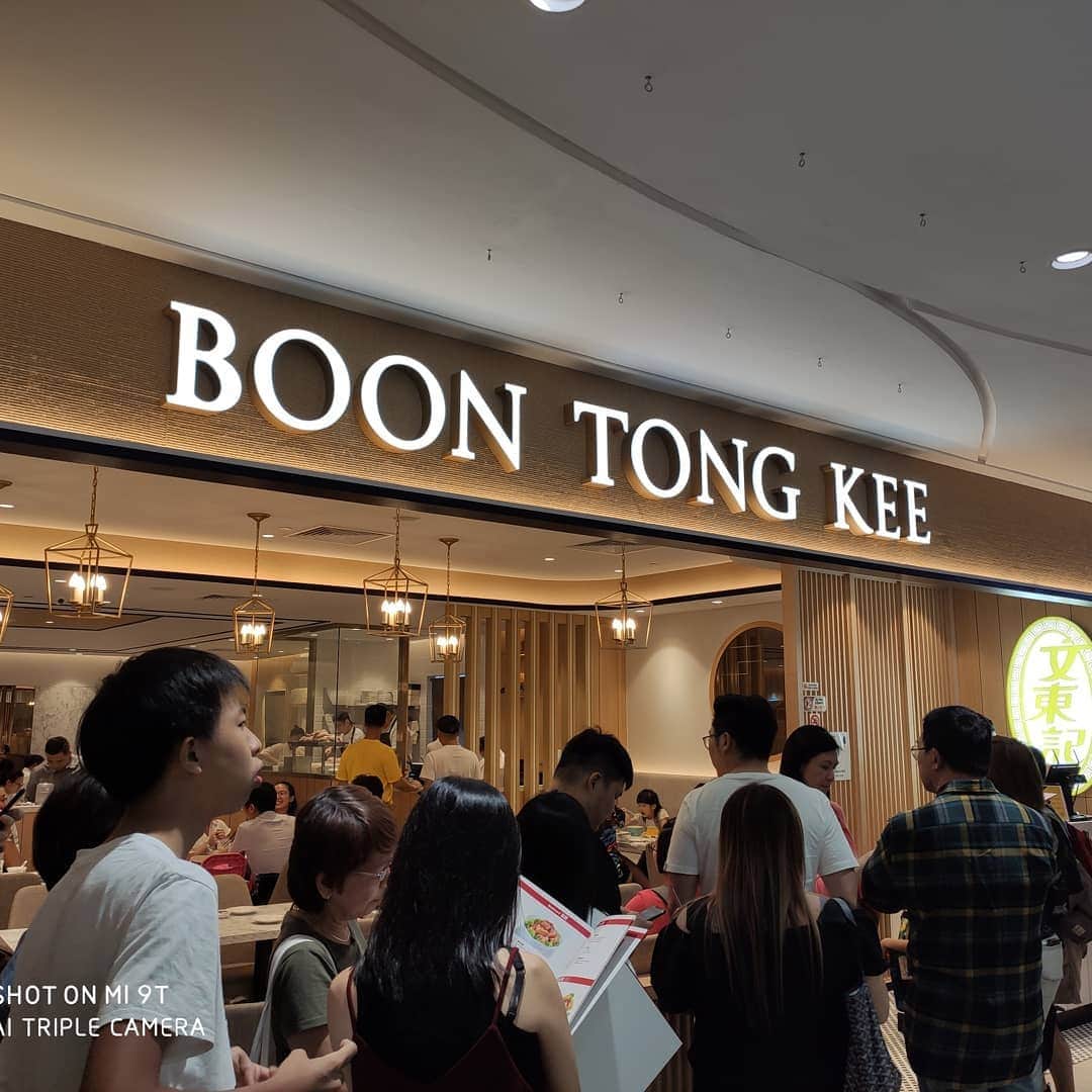 ジブリおじさんさんのインスタグラム写真 - (ジブリおじさんInstagram)「so good leh... シンガポールで初めてBoon Tong Kee食べたけどメチャウマでした。チェーンで色んなとこにあり、かつチキンライス以外もおいしいので必食🤤  #シンガポール #シンガポール暮らし #チキンライス #boontongkee」10月19日 21時35分 - ghibli_ojisan
