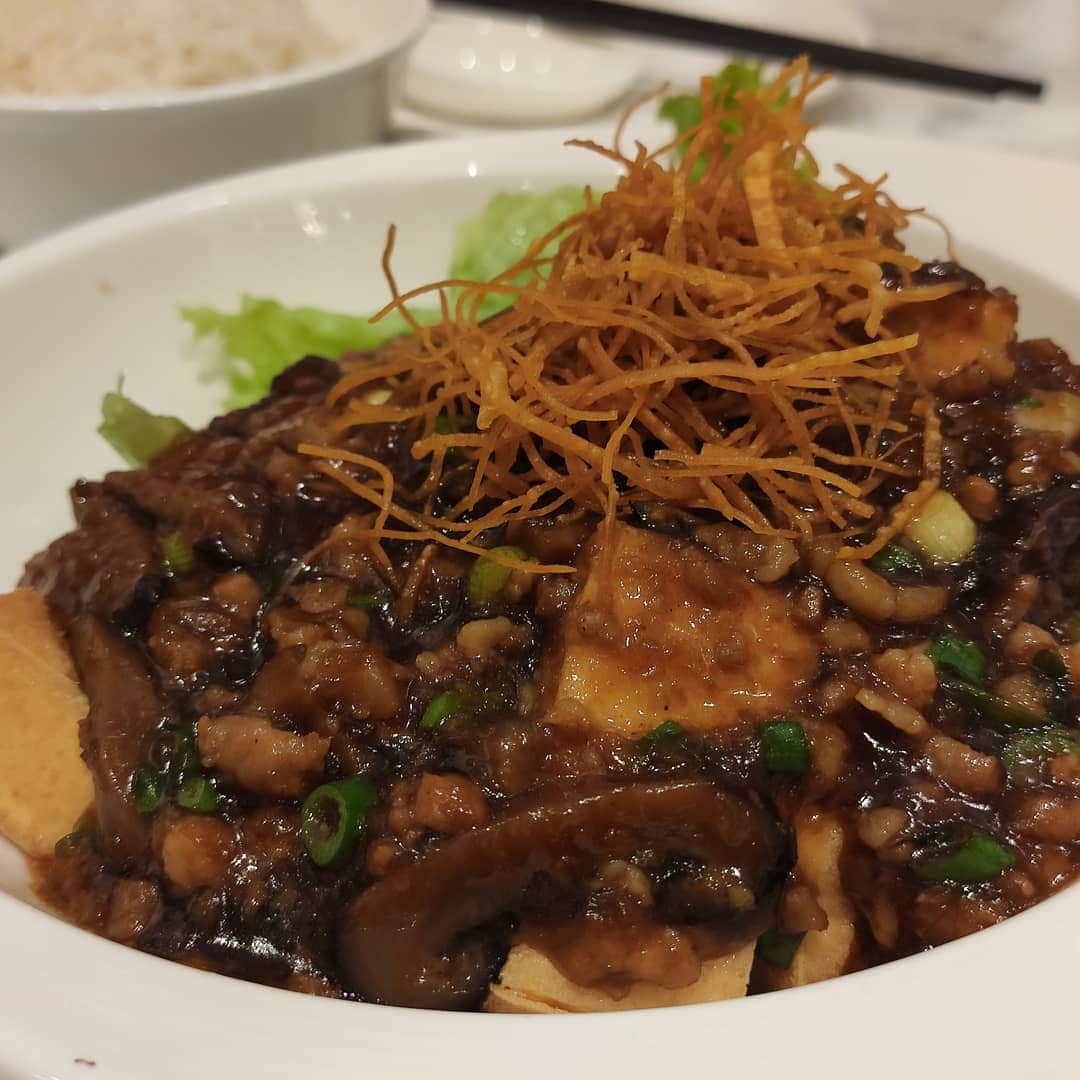 ジブリおじさんさんのインスタグラム写真 - (ジブリおじさんInstagram)「so good leh... シンガポールで初めてBoon Tong Kee食べたけどメチャウマでした。チェーンで色んなとこにあり、かつチキンライス以外もおいしいので必食🤤  #シンガポール #シンガポール暮らし #チキンライス #boontongkee」10月19日 21時35分 - ghibli_ojisan