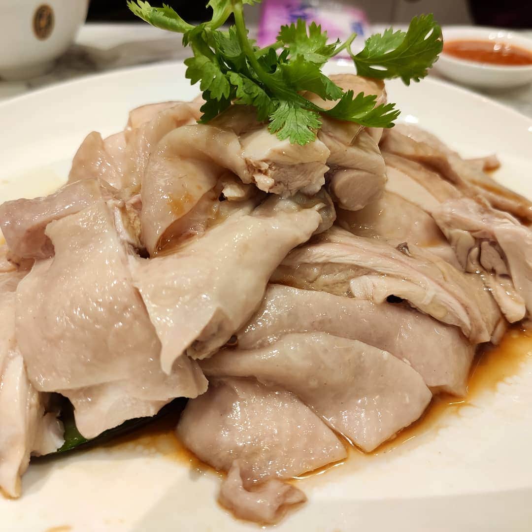 ジブリおじさんのインスタグラム：「so good leh... シンガポールで初めてBoon Tong Kee食べたけどメチャウマでした。チェーンで色んなとこにあり、かつチキンライス以外もおいしいので必食🤤  #シンガポール #シンガポール暮らし #チキンライス #boontongkee」