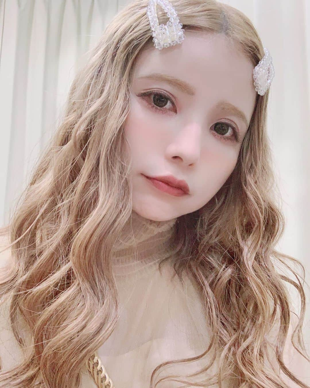 益若つばささんのインスタグラム写真 - (益若つばさInstagram)「髪の毛ベージュにしたよ🥰﻿ ﻿ 友達には「髪の毛おかえり」って言われるから私らしい髪色なのかな嬉しいな🥳﻿ ﻿ ﻿ ベージュロングで前髪わけるのはじめて！﻿ ﻿ おでこを出すのを少しずつ克服してるよー！﻿ やったー！！﻿ 最近は外出れるようになってきた！✨✊🏻﻿ ﻿  @upsydaisy__official です！ エクステは100本ぐらいついていて、胸下ぐらいで巻きやすいようにすいてもらったよ！🖤﻿ けんさん&みなさんありがとう✨ ﻿ ﻿ ﻿ ﻿ あとね、最近は宝物みたいなキラキラしたものにハマってて、﻿ ピンもキラキラ✨✨💫﻿ ピアスや頭の痛くならないようなボリュームあるカチューシャやヘアバンドとかも集めてるよ！☺️﻿ ﻿ ﻿ キラキラピンとかキラキラアイテムたくさんほしい☺️💫💫💫💫﻿ ﻿ これは　原宿にある @g2question で買った☺️ #hair #haircolor #bronde #ヘアーカラー　#ベージュ　#キラキラ　#harajuku #upsydaisy ﻿ ﻿ #hairstyle#헤어#헤어스타일#소통 #ヘアー#셀카#셀스타그램 #셀피#소통」10月19日 21時39分 - tsubasamasuwaka1013