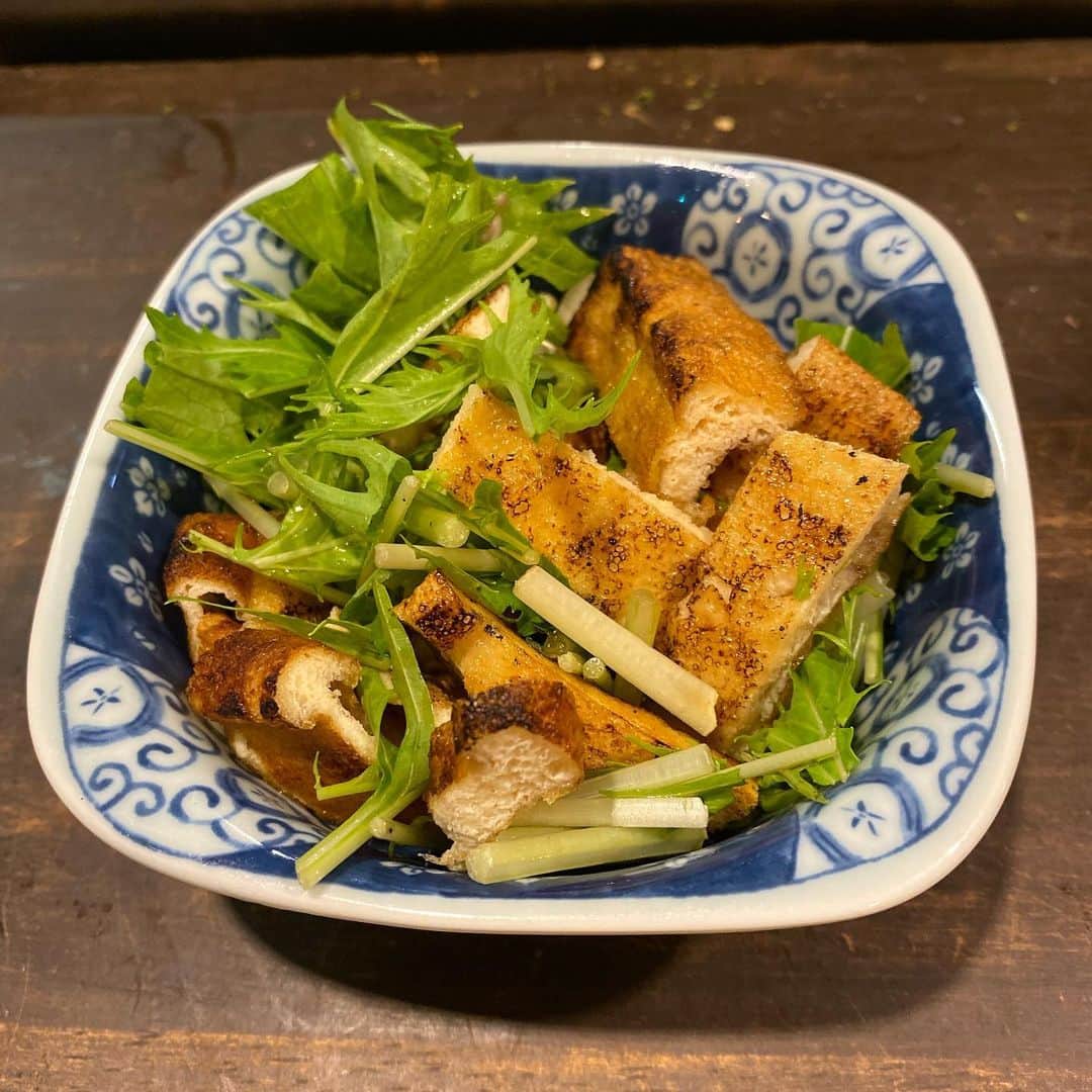 天満バル SANJIのインスタグラム：「‪⸜‪‪☺︎‬⸝‬‪‪﻿ 藁焼き #京揚げ ✨﻿ 薄揚げよりも分厚いけど﻿ 厚揚げより薄い﻿ そんなお揚げさんを﻿ 藁で焼いてみました٩(ˊωˋ*)و ﻿ ﻿ 香ばしいお揚げさんに﻿ 水菜とポン酢でさっぱりと(♡)﻿ ﻿ *☼*―――――*☼*―――――﻿ #た藁や #た藁や天満 #藁焼き﻿ #カツオ #ウツボ #牛タン #🍆﻿ #炉端焼き #ホッケ #イワシ #チキン南蛮﻿ #天満 #天満飲み歩き #飲み歩き﻿ #天満はしご酒 #はしご酒 #天満はしご﻿ #ハッピーアワー」