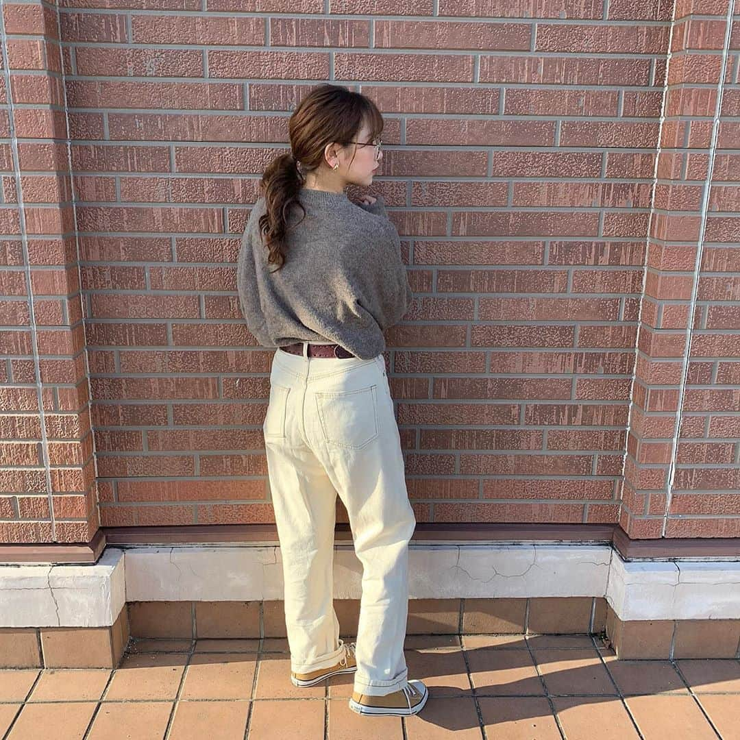 きりまるさんのインスタグラム写真 - (きりまるInstagram)「. iPhoneXSのカメラの色味が 個人的にすごいすき☀️暖色ってかんじ （今日いろみの加工なにもしてないよっ） . . このニットすっごい可愛くてお気に入り 厚手のふく着ててもさいきん寒いな〜🙊 ニット @fifth_store だよう （色はブラウン） . . 今年の夏はほんとに日焼けしまくったから 冬の間にぜったい白くなってやる〜〜 . #ブラウンコーデ#秋コーデ#ニット#カジュアル#154センチ#低身長コーデ#ニットコーデ#fifth#fifthtl#フィフス#サイドスリットロールアップスリーブニット」10月19日 21時44分 - kirimaruuu