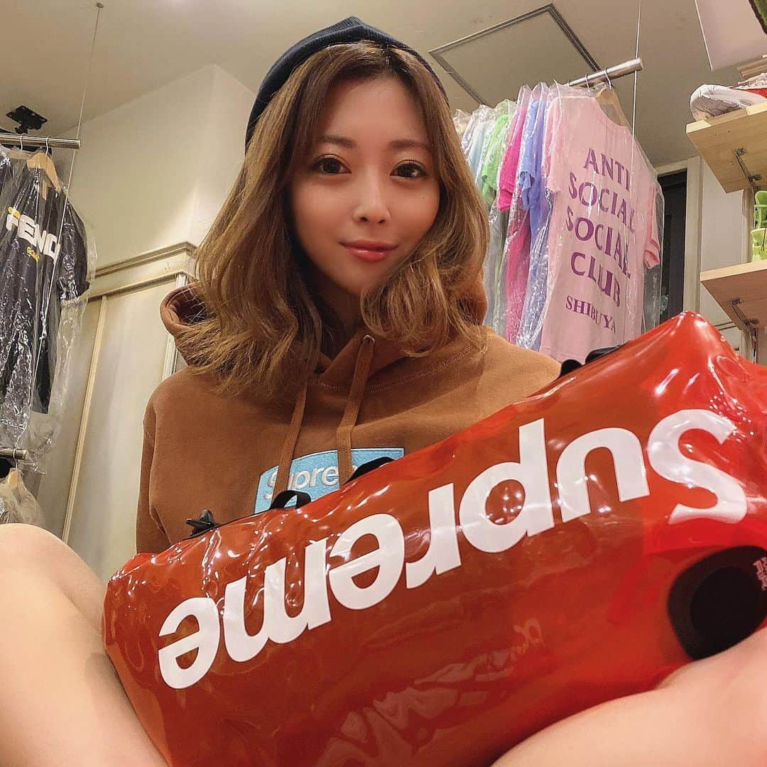 瀧谷まゆのインスタグラム：「sup女にされる私。 普段しない格好だから新鮮🙄🙄 @showroom.official.sapporo  #supreme」