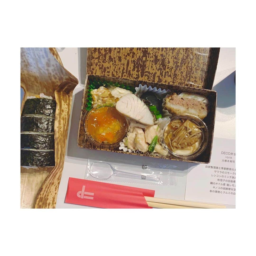 飯束ゆうこさんのインスタグラム写真 - (飯束ゆうこInstagram)「#DECO弁当 グルメなフォトグラファーチョイスのお弁当🍱✨ 創作和食×太巻き寿司 という美味しい&楽しい発想。 ㅤ 昨日はお疲れ様でした！ いつもありがとうございます〜〜☺️ ㅤ ㅤ ㅤ #DECO弁 #美味しいロケ弁記録」10月19日 21時49分 - iitsukayuko
