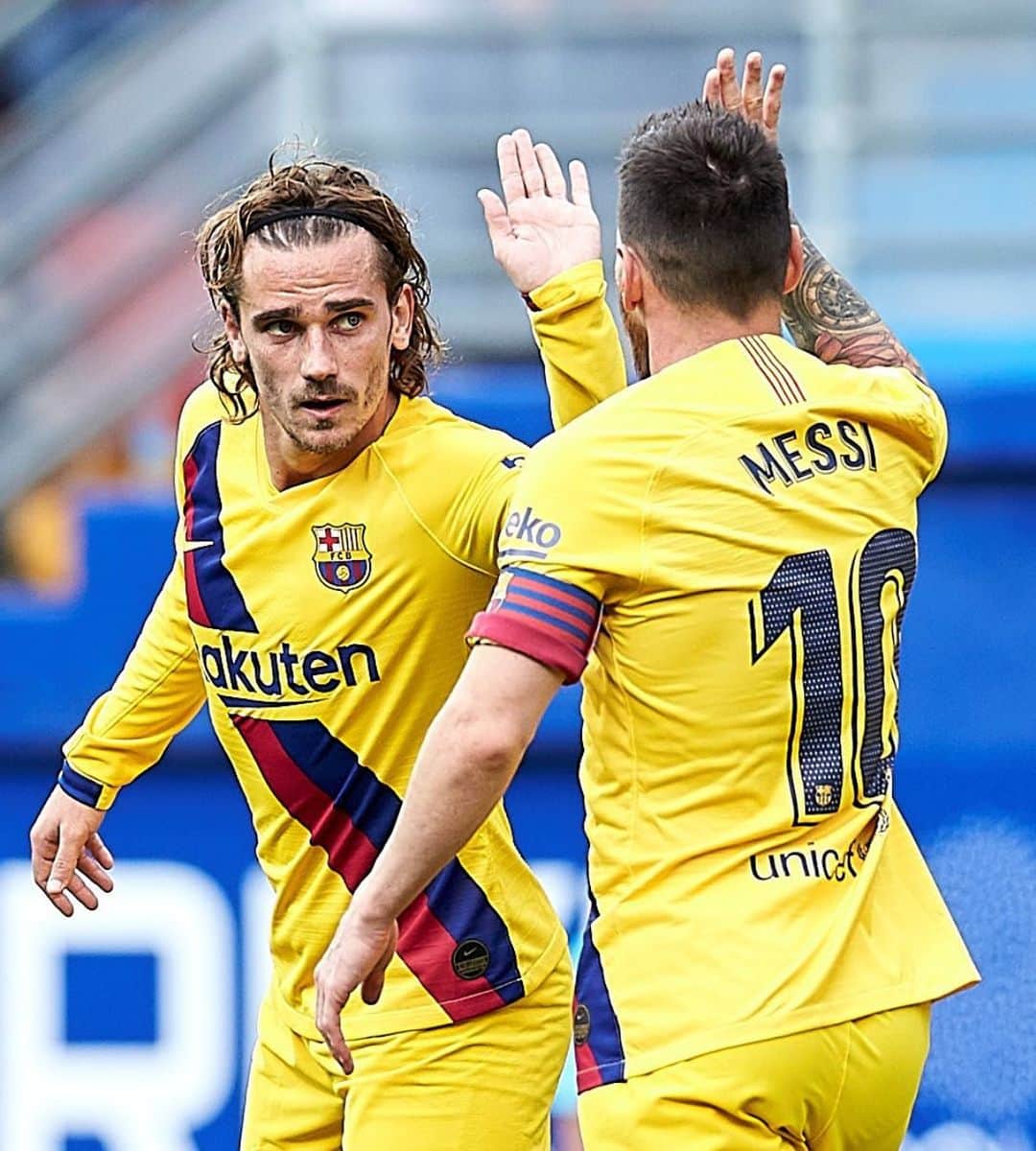 LFPさんのインスタグラム写真 - (LFPInstagram)「Give me five! 🙋🏻‍♂️⚽️ • #Griezmann #Messi #EibarBarça #Barça #LaLiga #LaLigaSantander」10月19日 21時53分 - laliga